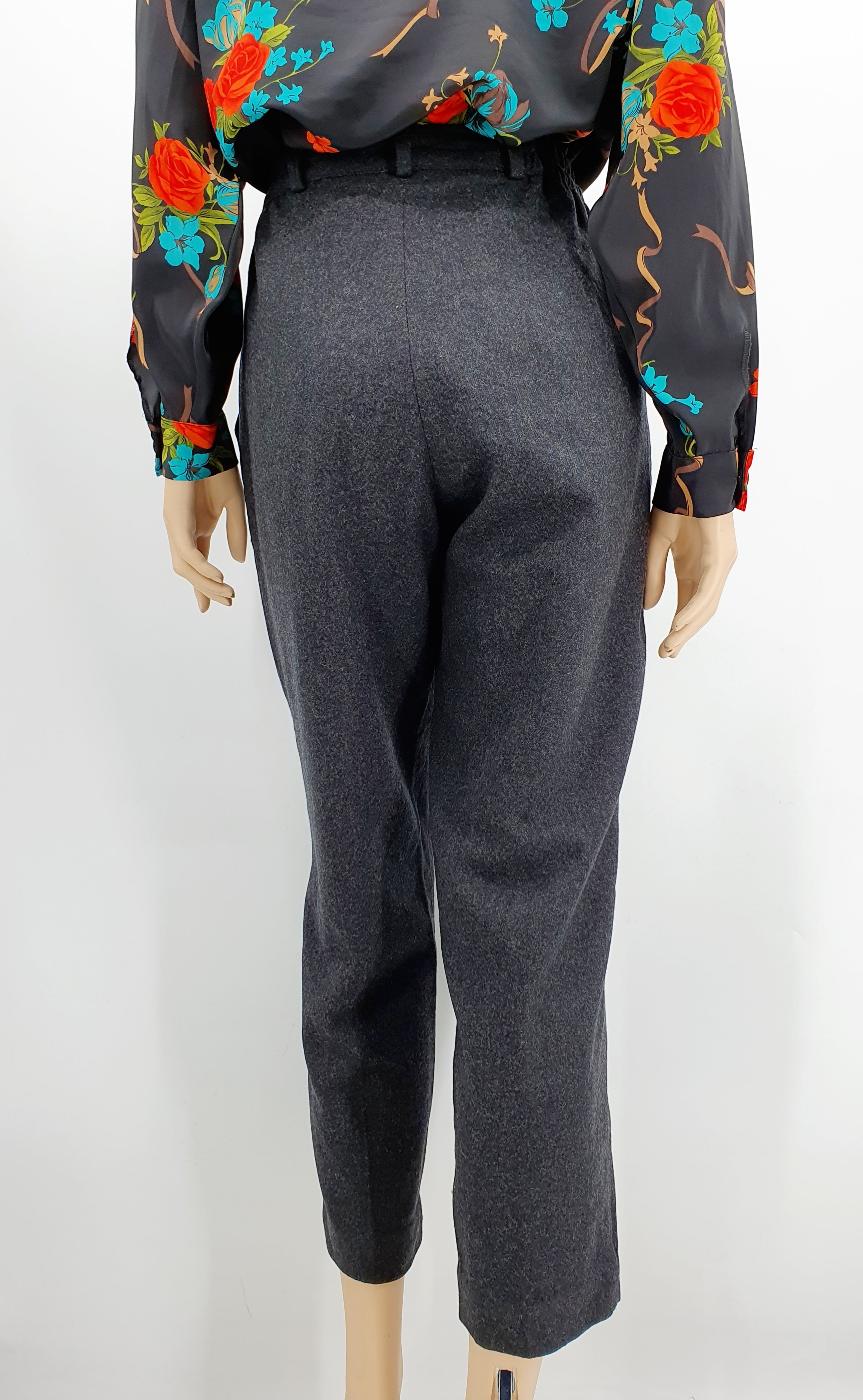 Naisten villasekoitehousut 90-luvulta, väri mustanharmaa, kuva selkäpuolelta