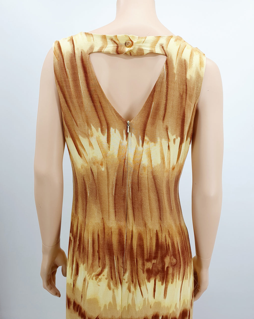 Hihaton kesämekko 90-luvulta, maximekko, ruskea-vaaleankeltainen, kuva yläosasta takaa