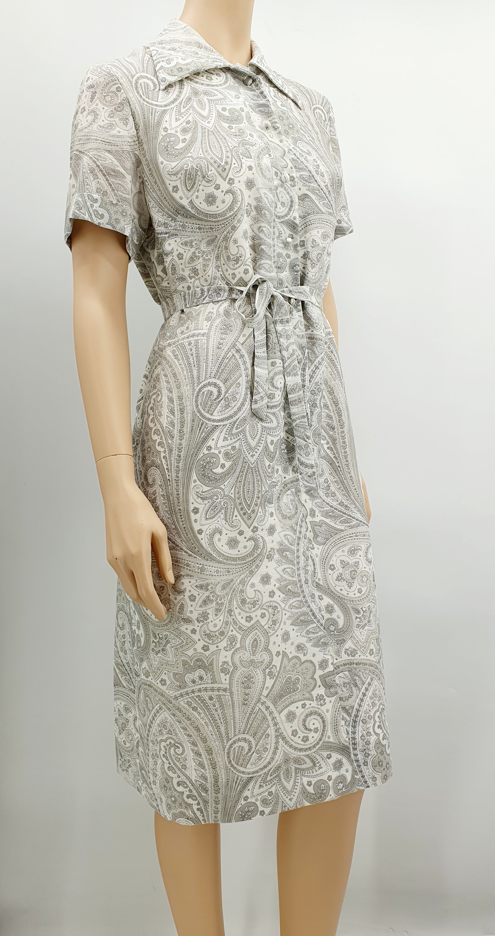 Harmaavalkoinen vintagemekko 70-luvulta. paisleykuvio, lyhythihainen, kuva sivulta