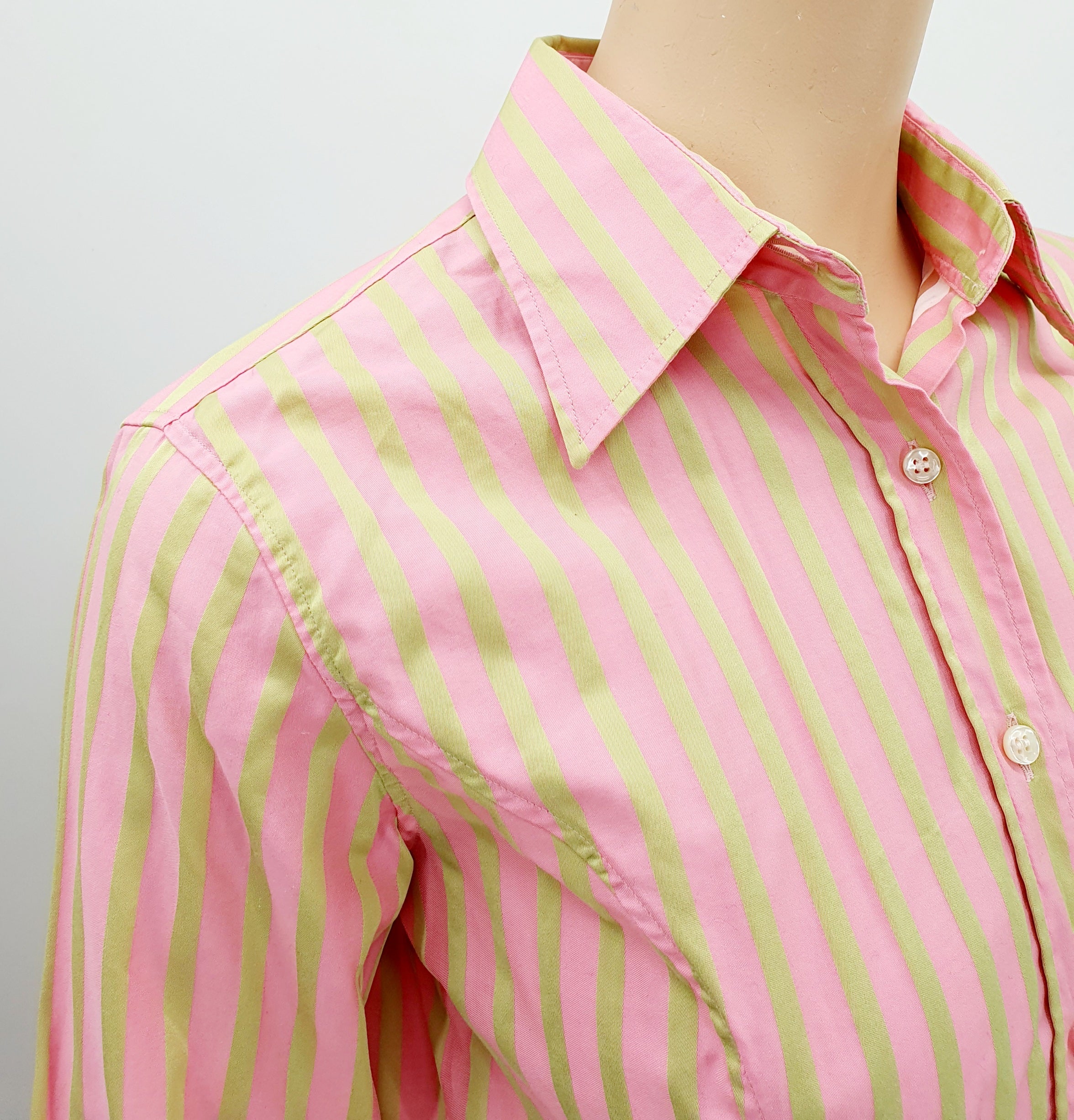 Naisten slimfit kauluspaita 2000-luvulta, väri vaaleanpunainen/beige raita, lähikuva kankaasta