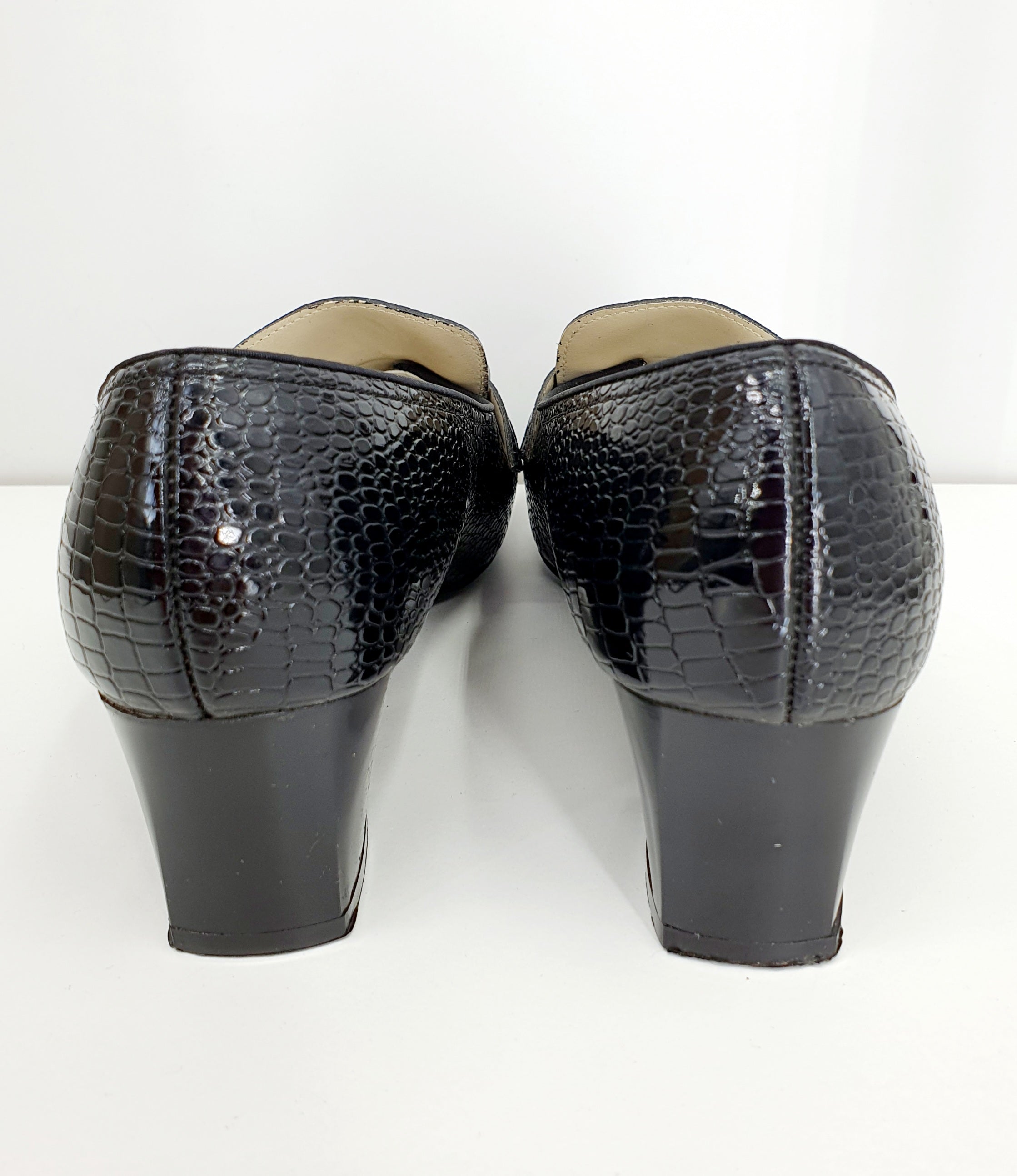 Kiiltonahkaiset vintage avokkaat 70-luvulta, tasakärki, väri musta, kuva takaa