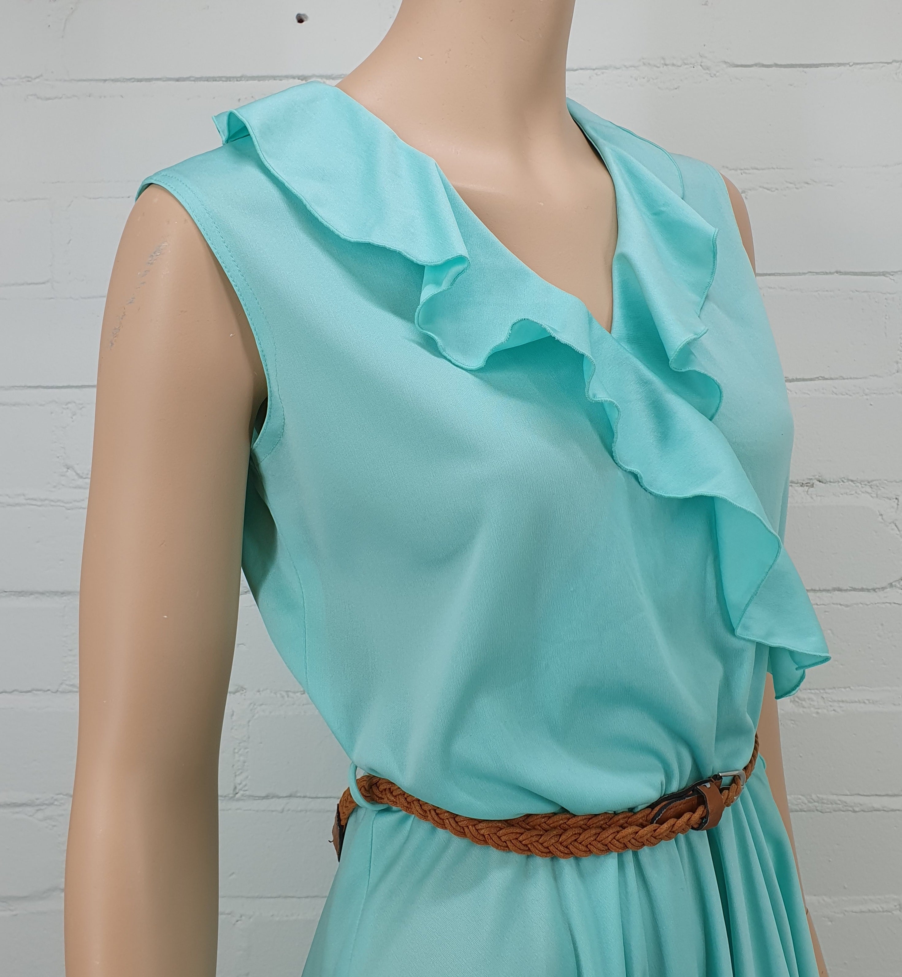 Mintunvihreä hihaton kesämekko 80-luvulta, kuva olalta