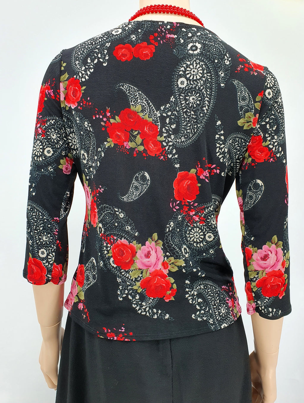 Kukkakuvioinen paita 2000-luvulta, koko 36-38