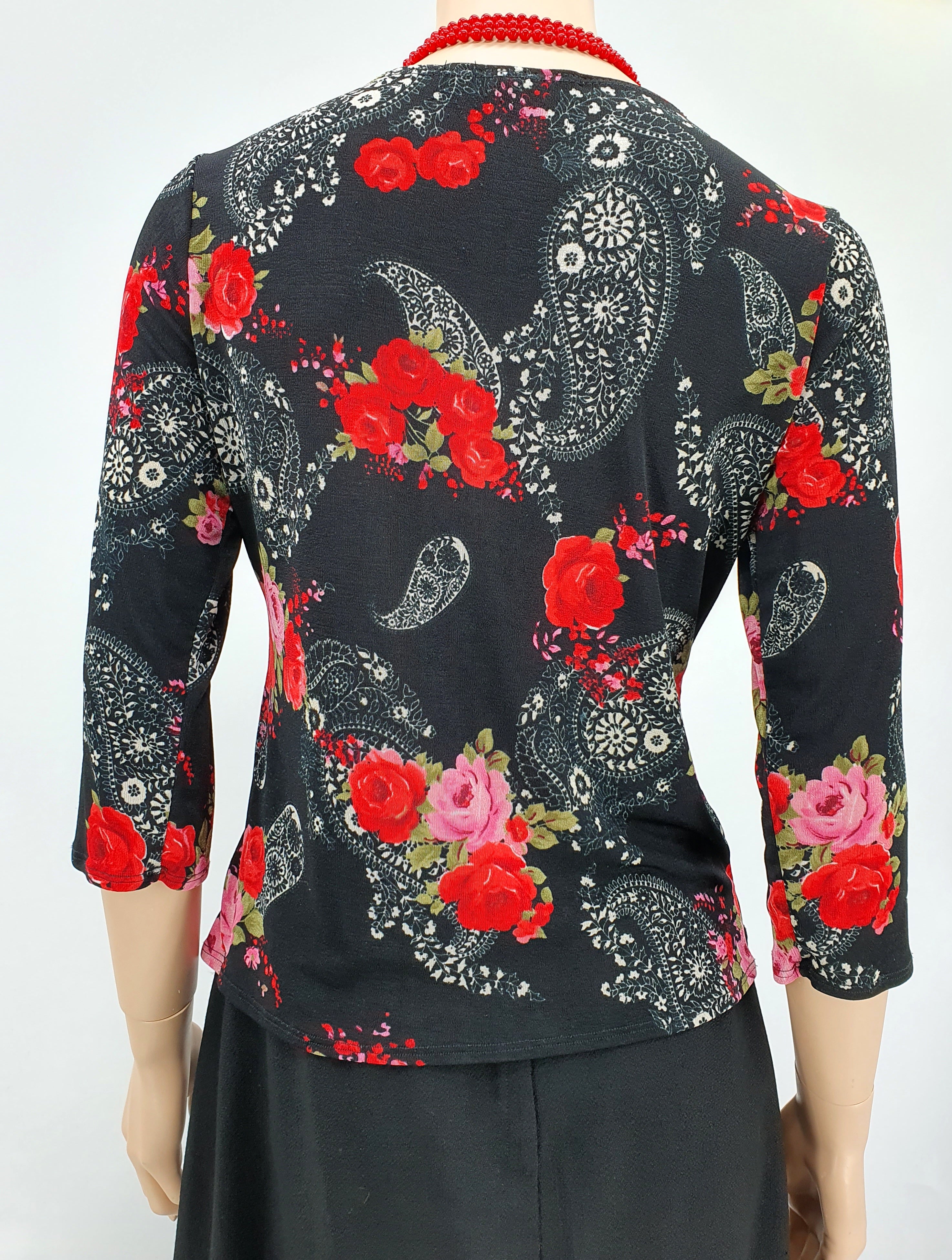 Kukkakuvioinen paita 2000-luvulta, koko 36-38