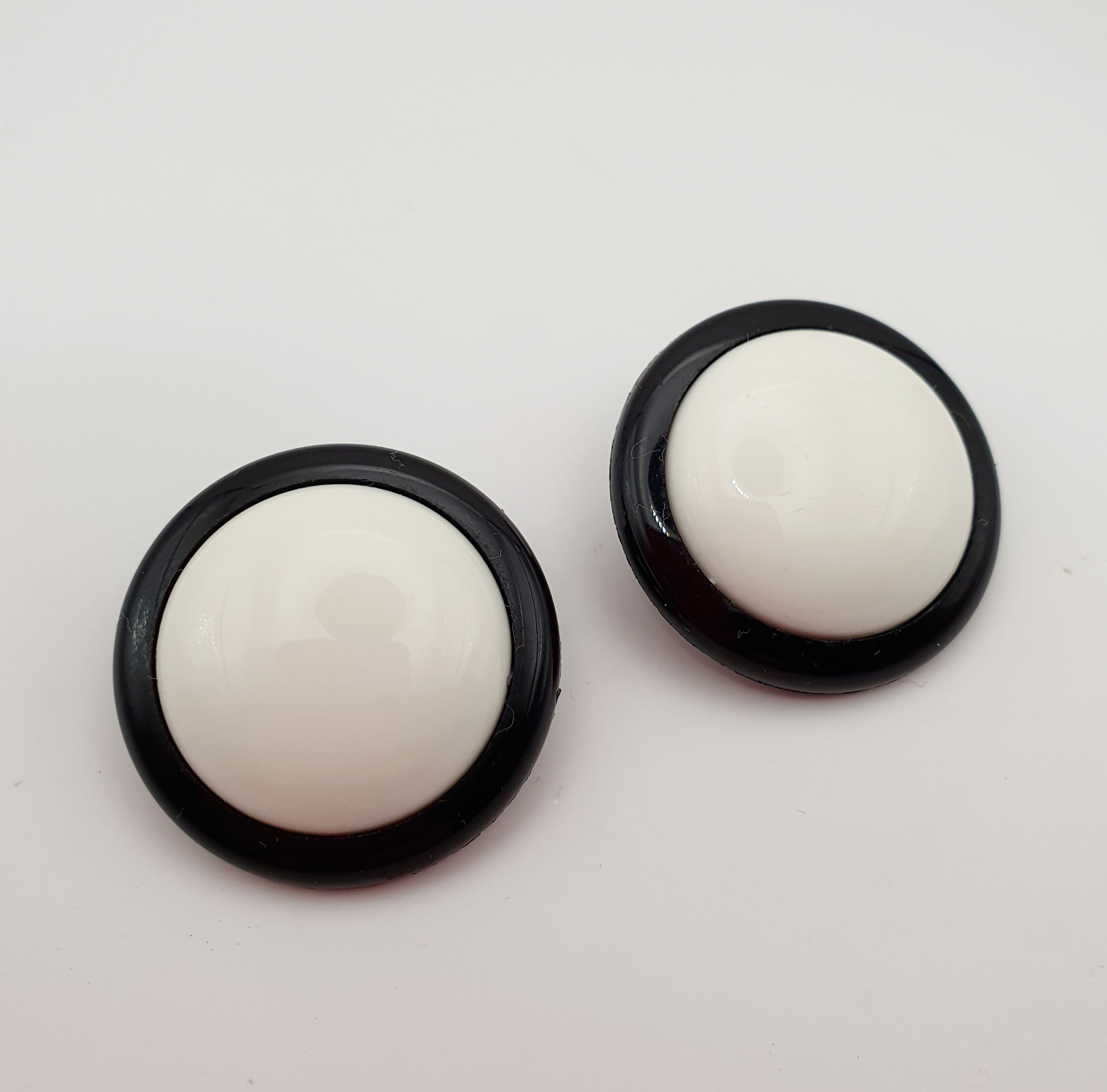 Mustavalkoiset klipsikorvakorut 1980-luvulta