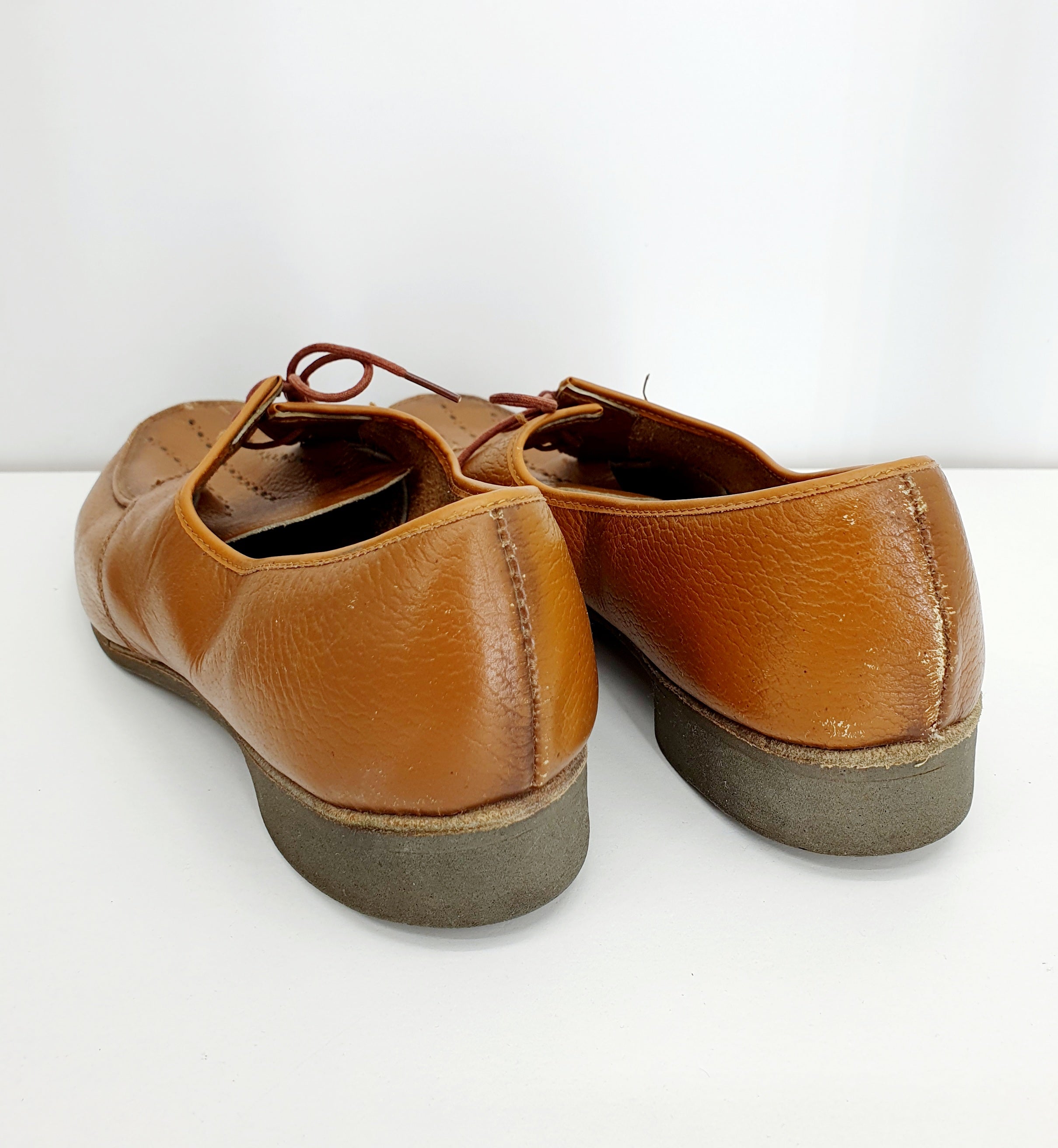 Ruskeat vintage nauhakengät 1950-60-luvulta, kuva kantapäästä