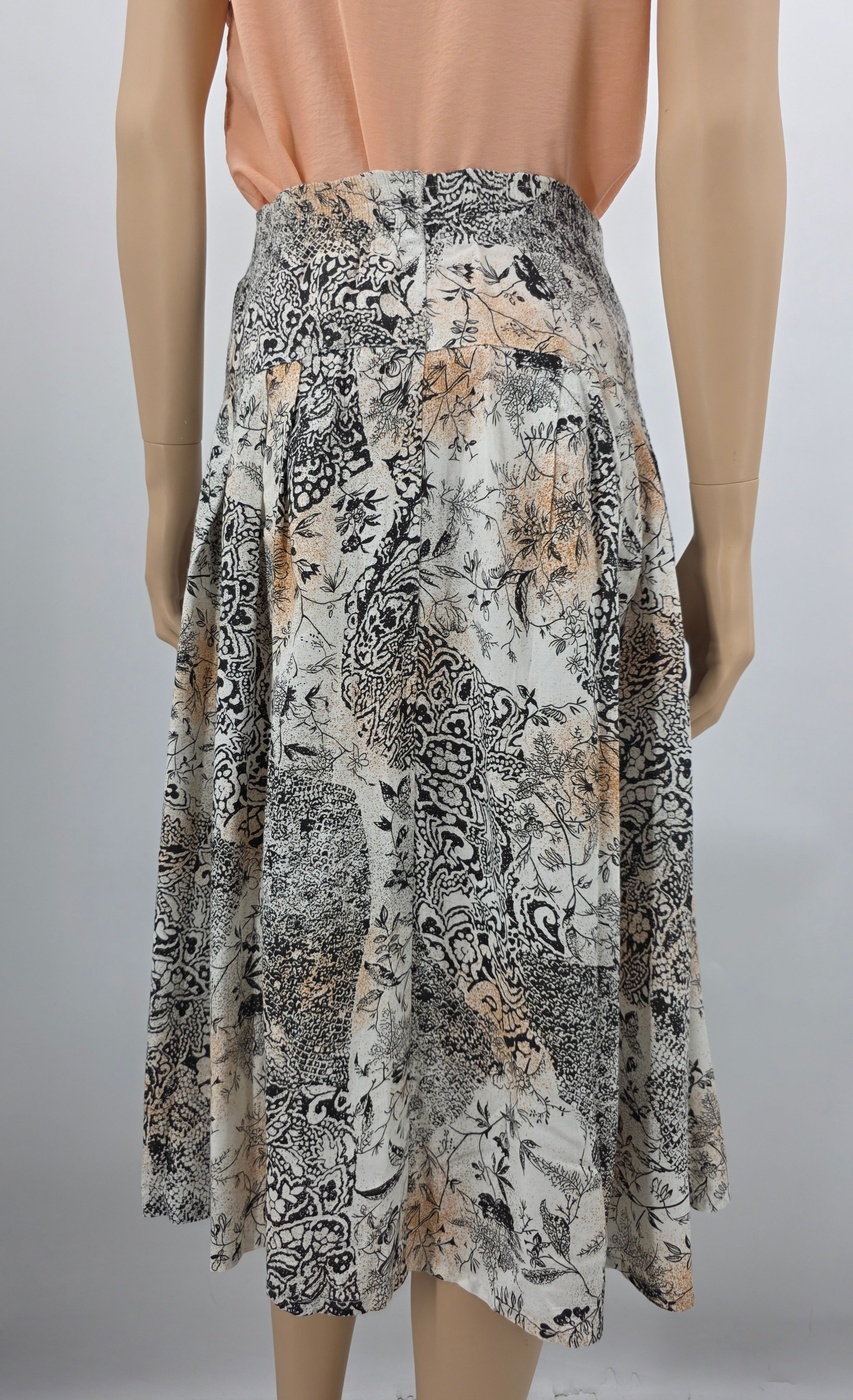 Hena Oy, patterned viscose skirt from the 80s, belt 70-80cm, size 36-38