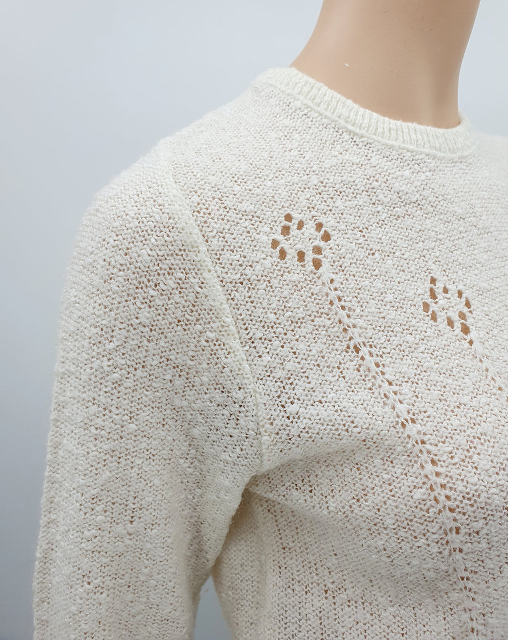 Luonnonvalkoinen lyhyt neulepusero 80-luvulta koko 36 lähikuva neuleesta