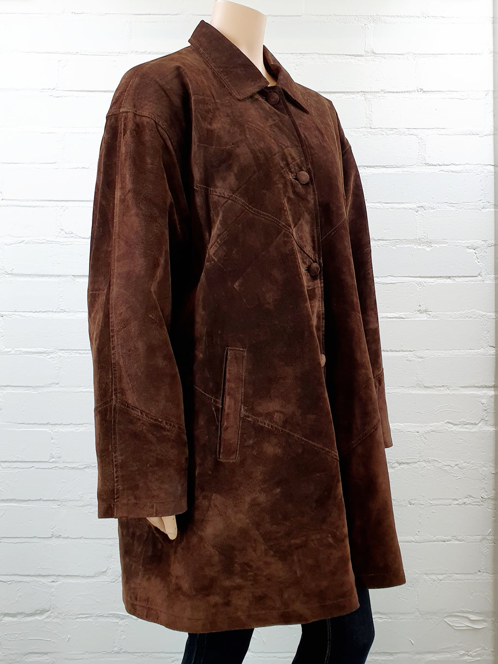 Tummanruskea mokkanahkatakki naiselle, 90-luku, plus size vintagetakki, kuva sivulta