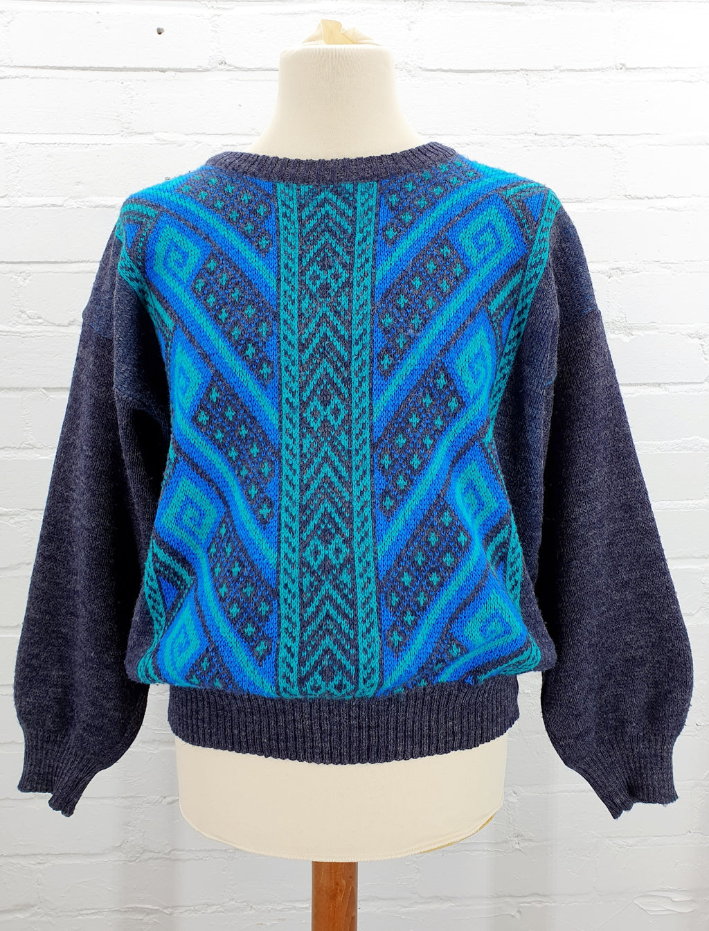 Dark grey men's knit sweater with a teal pattern, from the 80s | Made in Italy | Size L