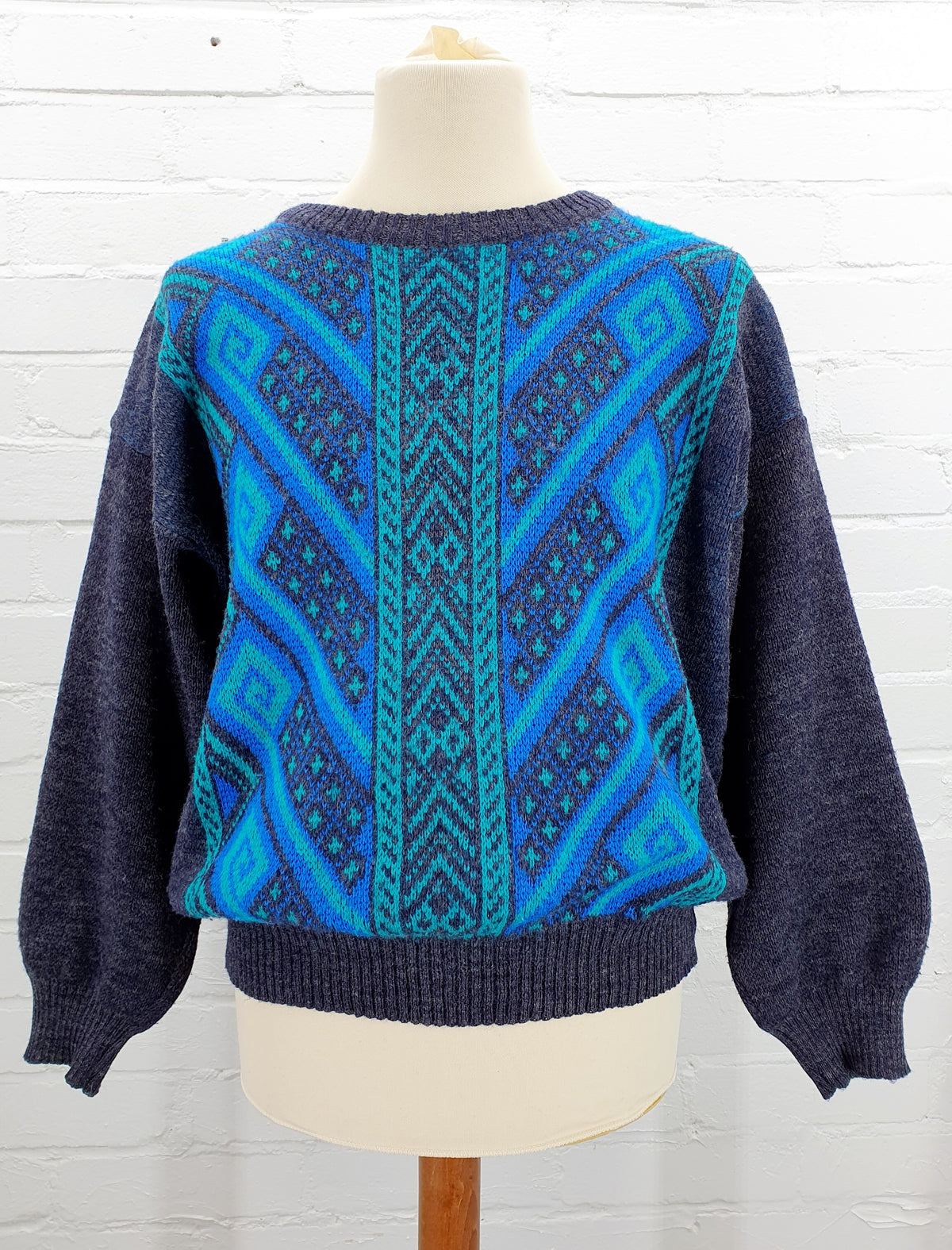 Dark grey men's knit sweater with a teal pattern, from the 80s | Made in Italy | Size L