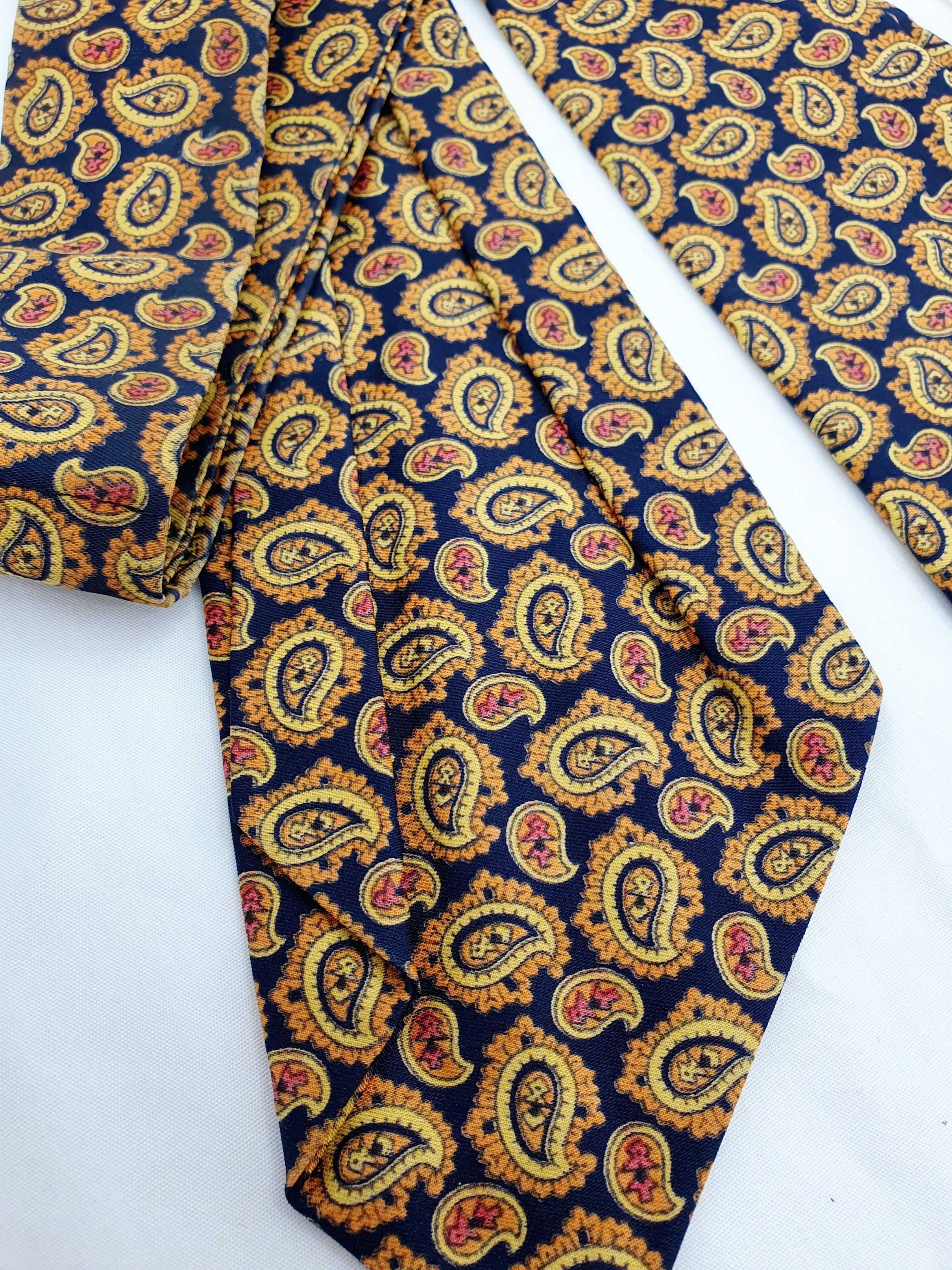 Ascot-solmio paisleykuviolla, lähikuva