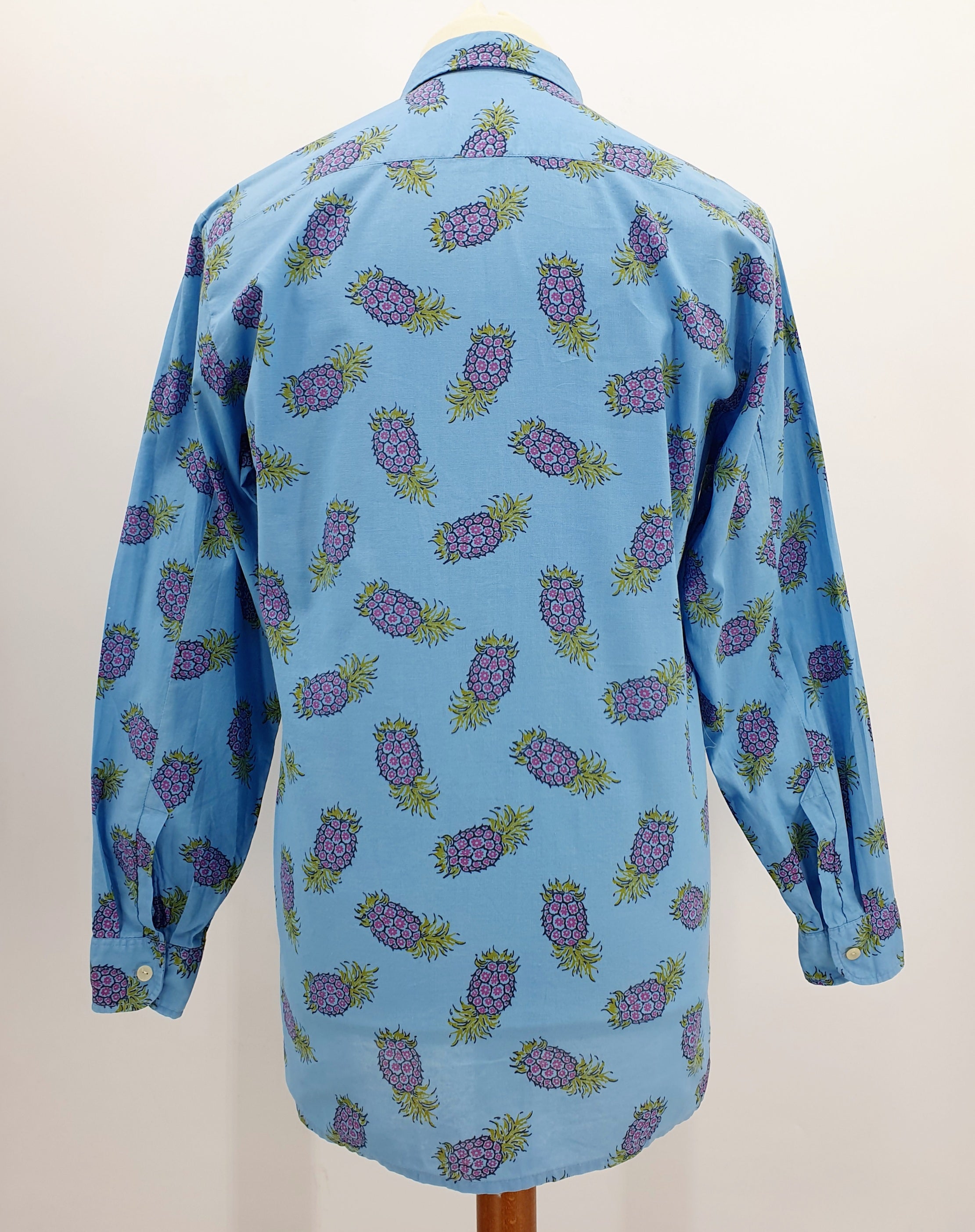 Ananaskuvioinen miesten vintage kauluspaita 70-luvulta, pohjaväri sininen, kuva selkäpuolelta