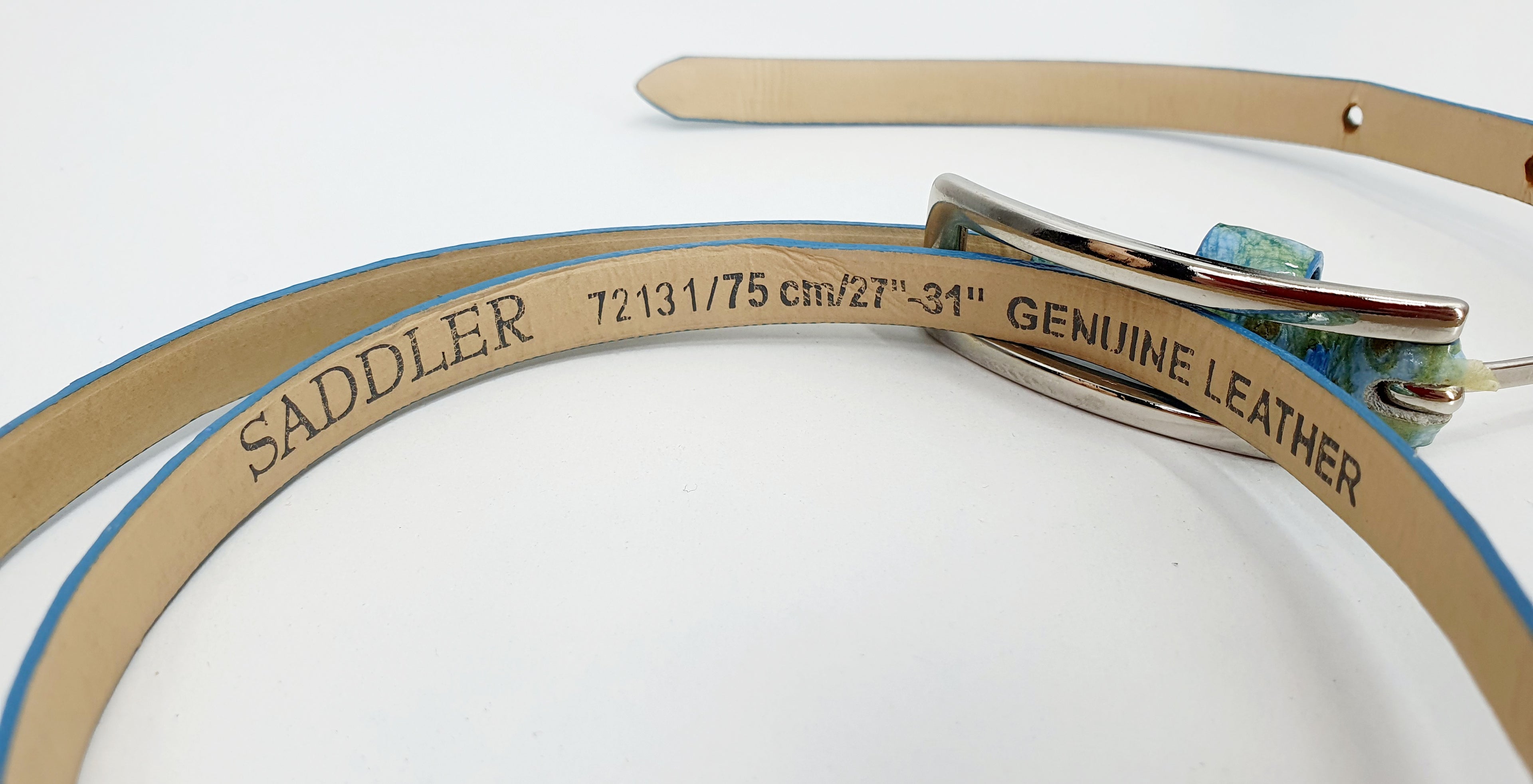 Saddler, kapea asustevyö 90-luvulta, turkoosi matelijakuosi, kuva vyön kääntöpuolesta