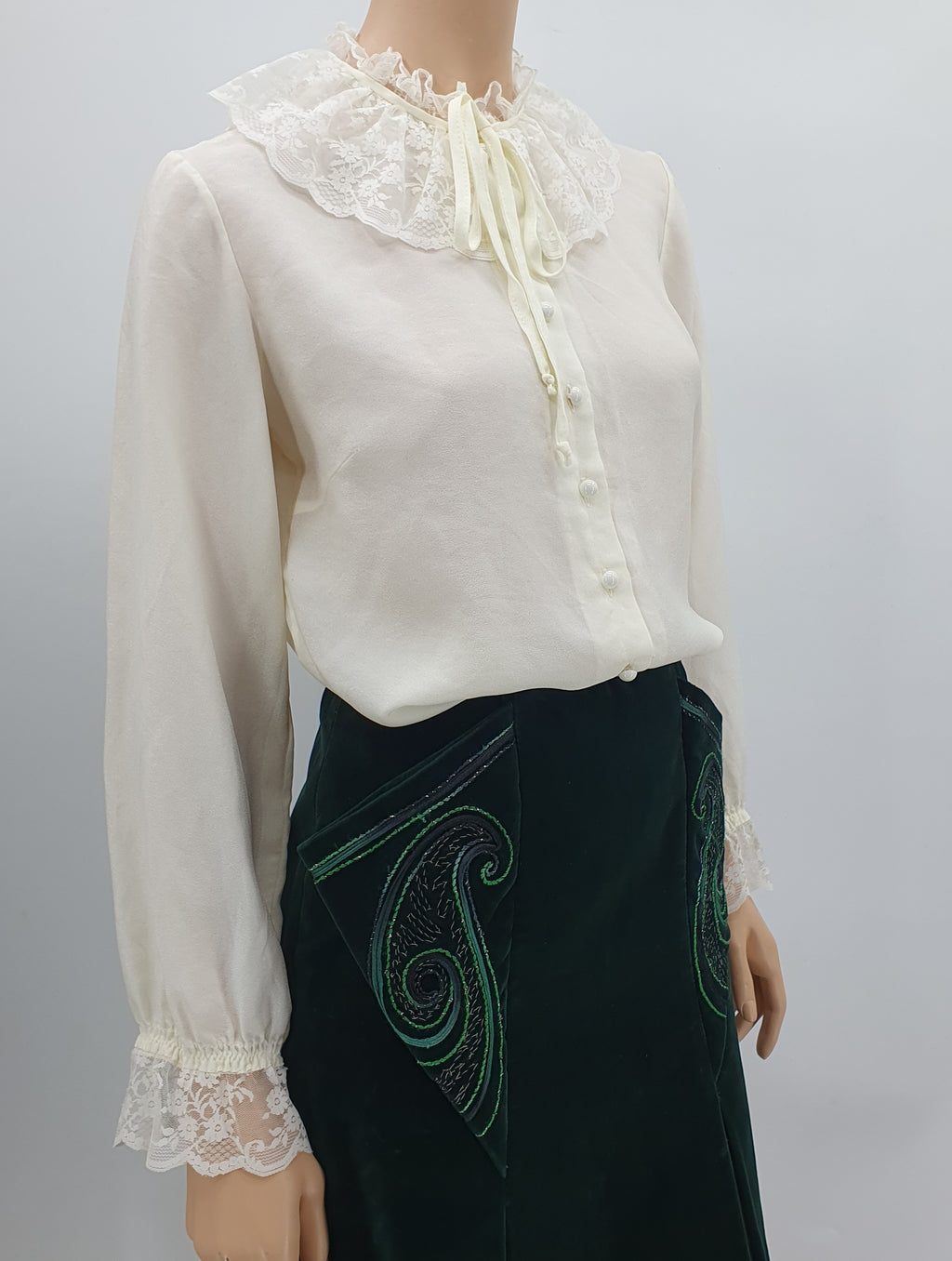 Valkoinen paita pitsikauluksella, 70-80-luvulta, koko 36/38