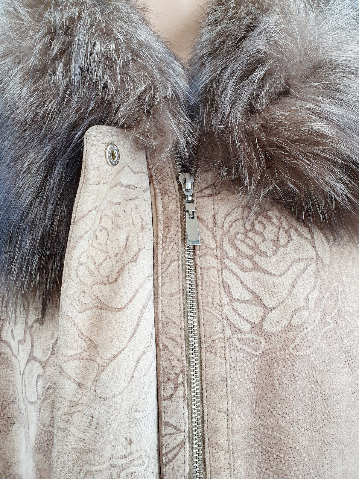 Bilgin´s lampaannahkatakki turkis somisteilla, väri beige, kuva vetoketjusta