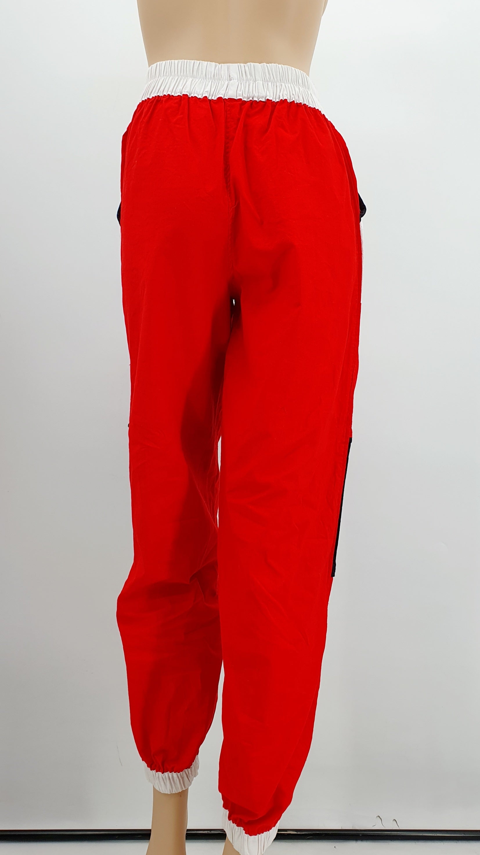 Punavalkoiset vintage ulkoiluhousut 80-luvulta, kuva takaa