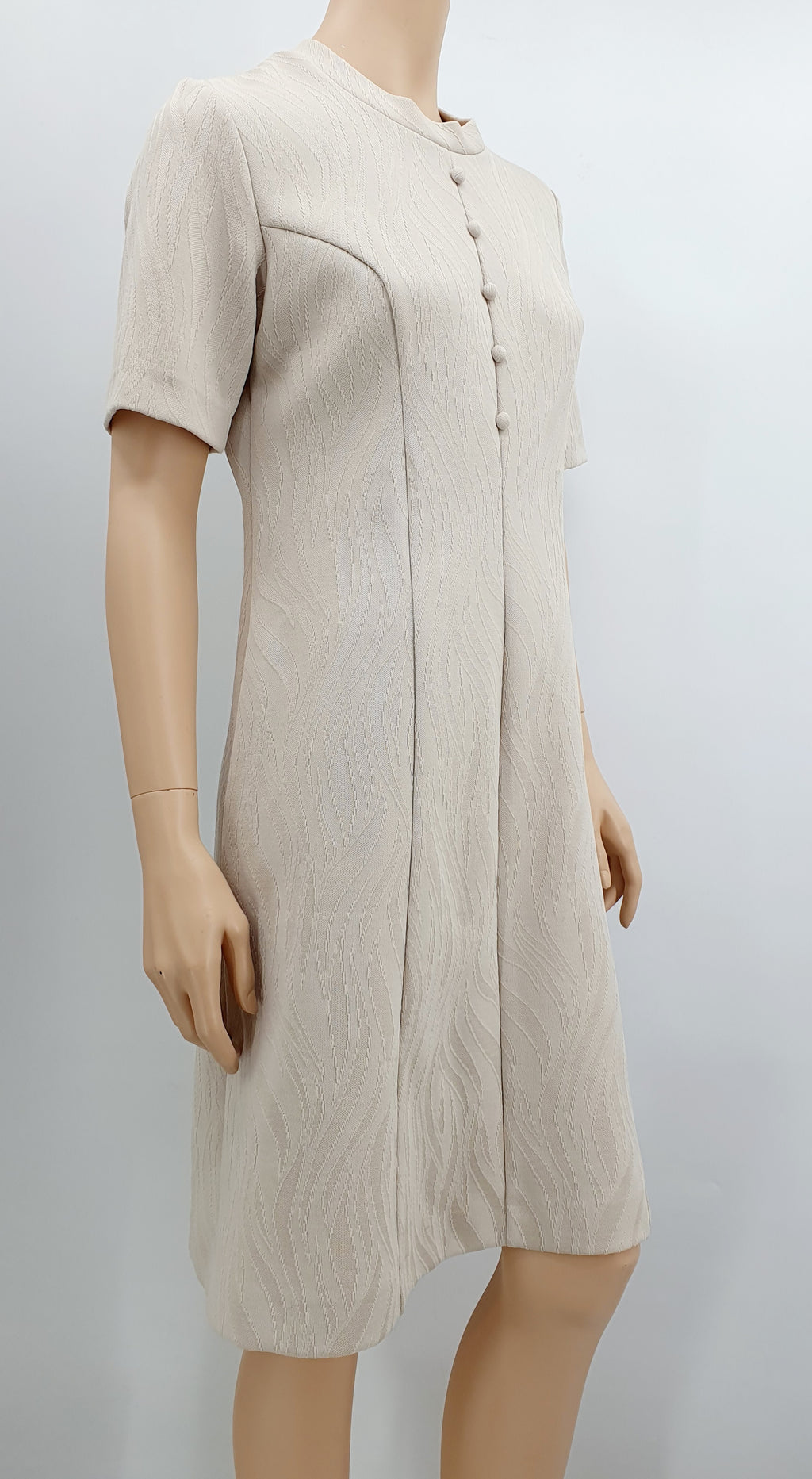 Salonne, hiekanvärinen vintagemekko 70-luvulta, lyhythihainen, kuva sivulta