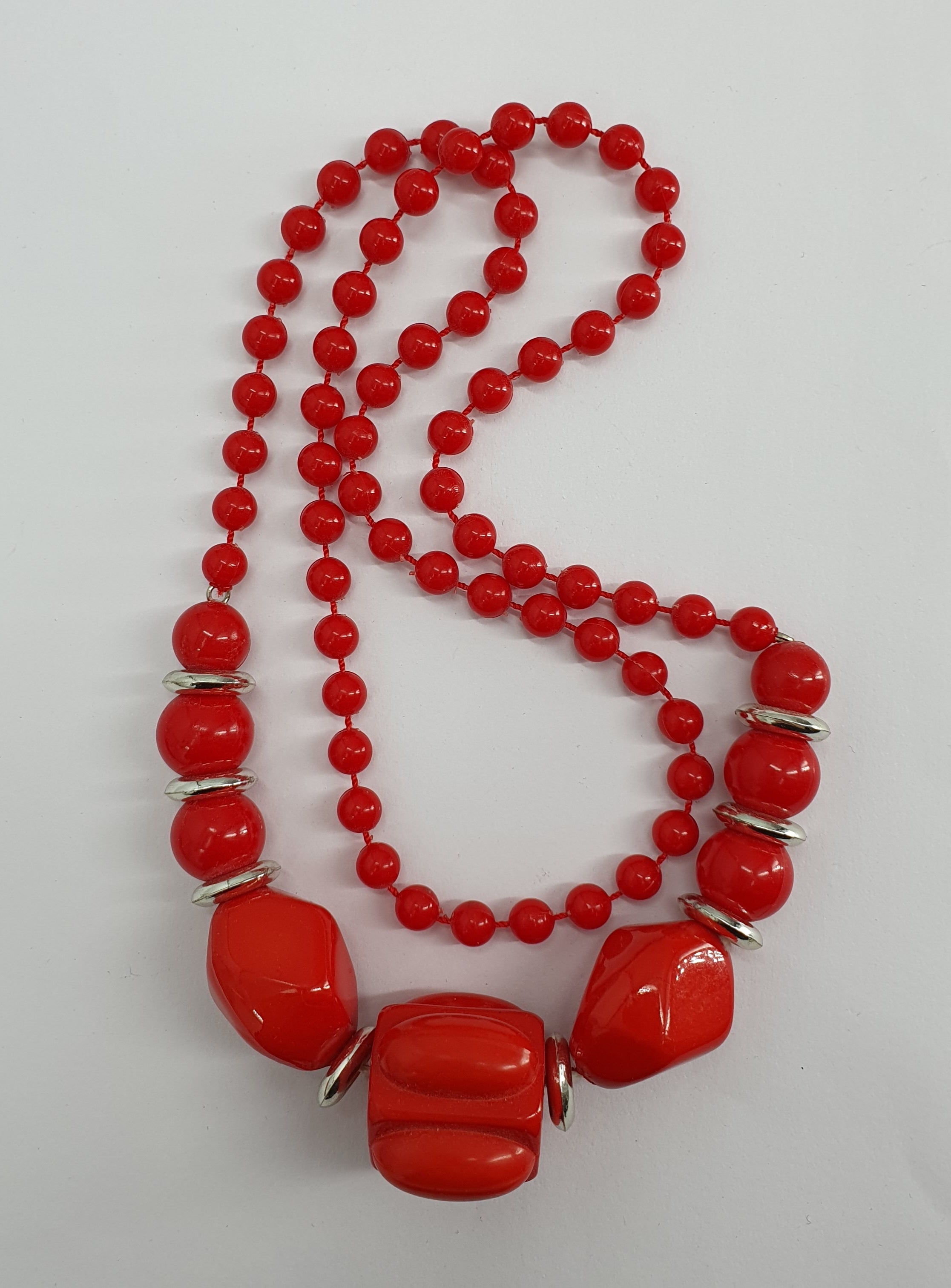 Pearl necklace from the 80s, color red/silver