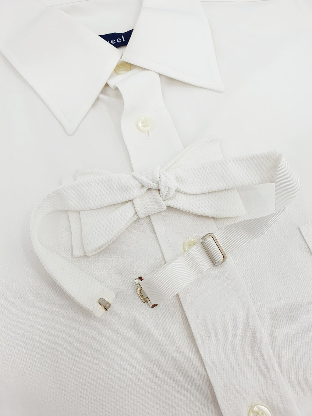 Valkoinen miesten rusetti 90-luvulta, kuva takaa