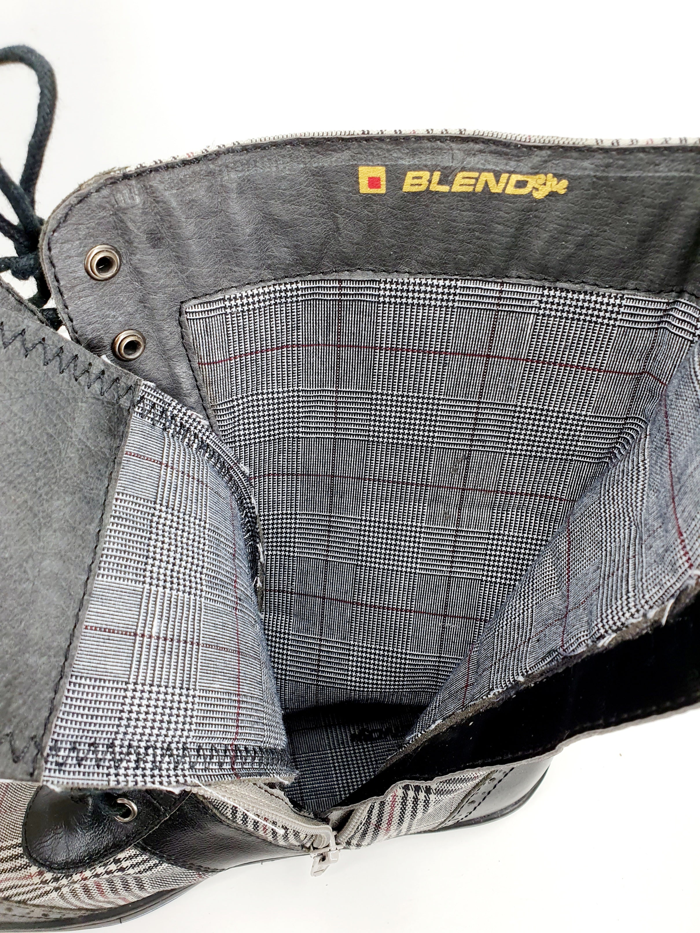 Ruutukuvioiset varsikengät 2000-luvulta, rock-henkiset vintagekengät, kuva sisältä