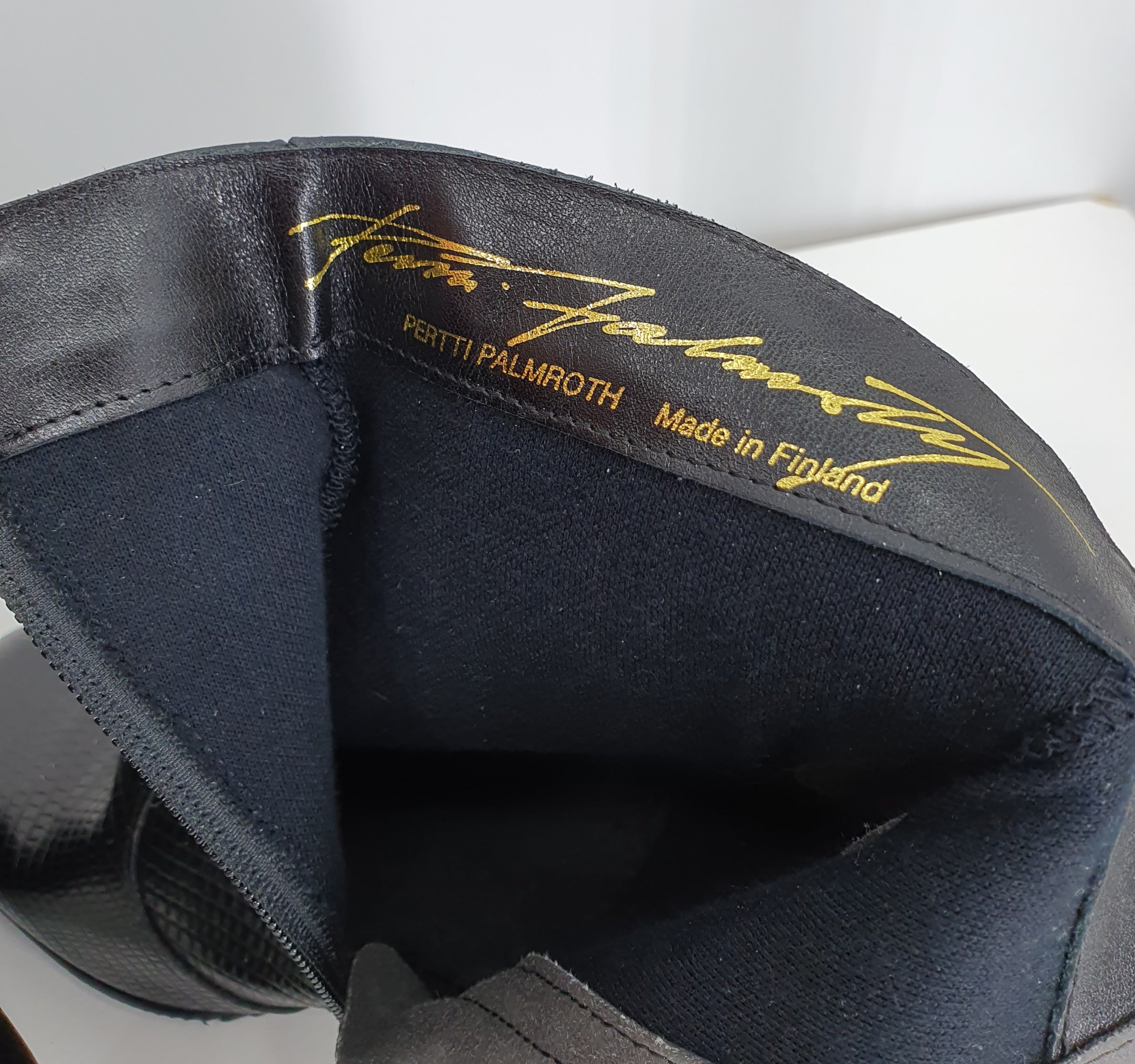 Pertti Palmroth, mustat nilkkurit 2000-luvulta, matelijakuvio, kuva sisältä