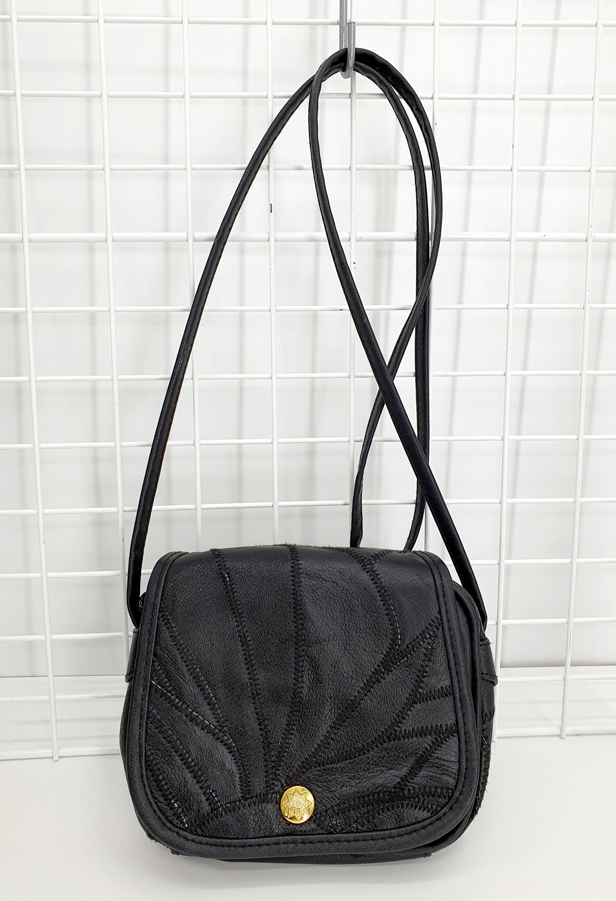 Musta nahkapalakuvioinen olkalaukku 90-luvulta