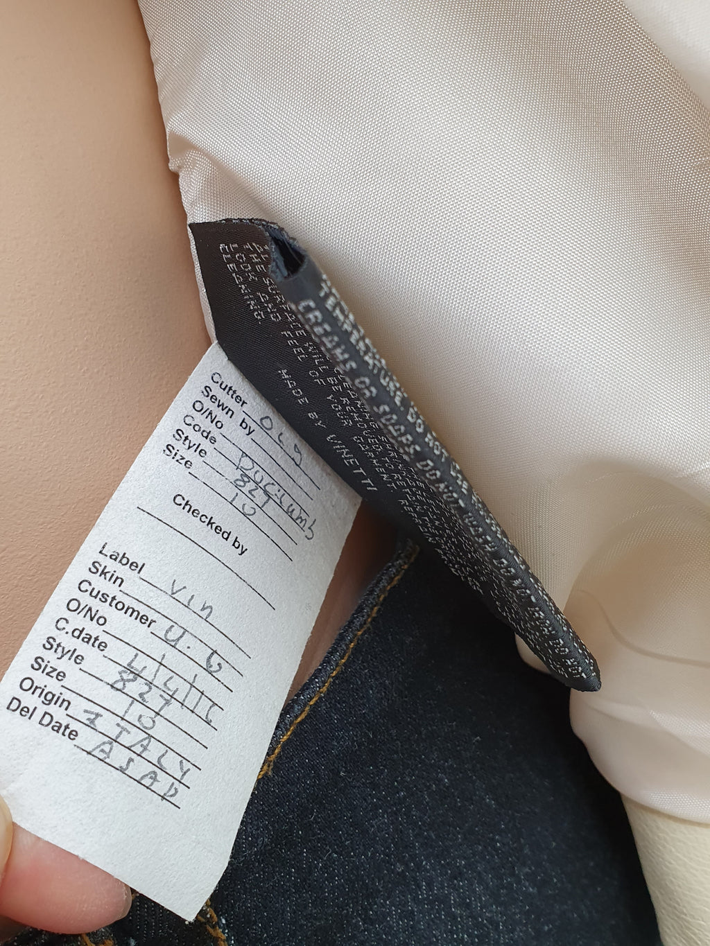 Kermanvalkoinen slimfit-nahkatakki Australiasta, kuva tuotelapusta