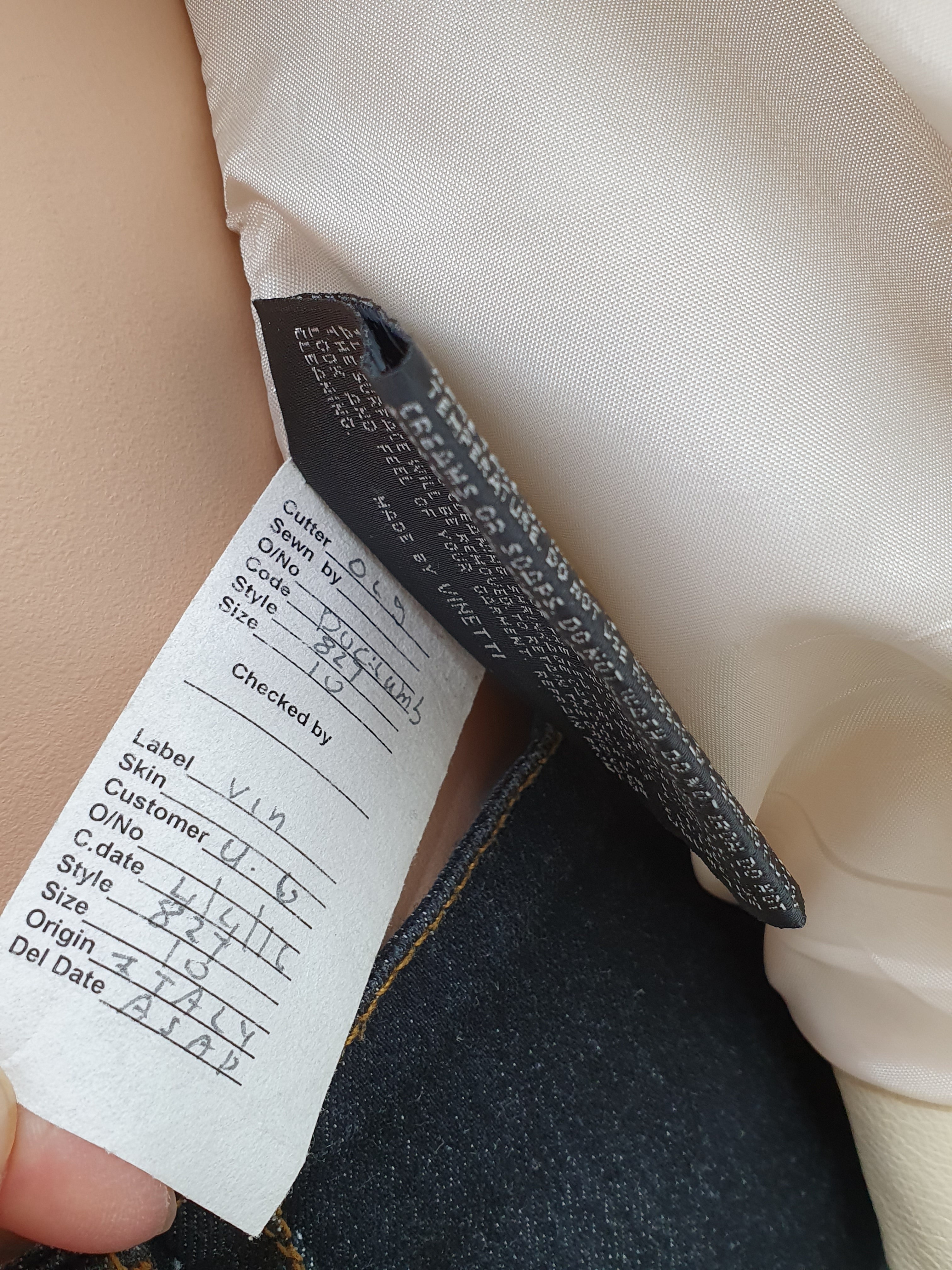 Kermanvalkoinen slimfit-nahkatakki Australiasta, kuva tuotelapusta