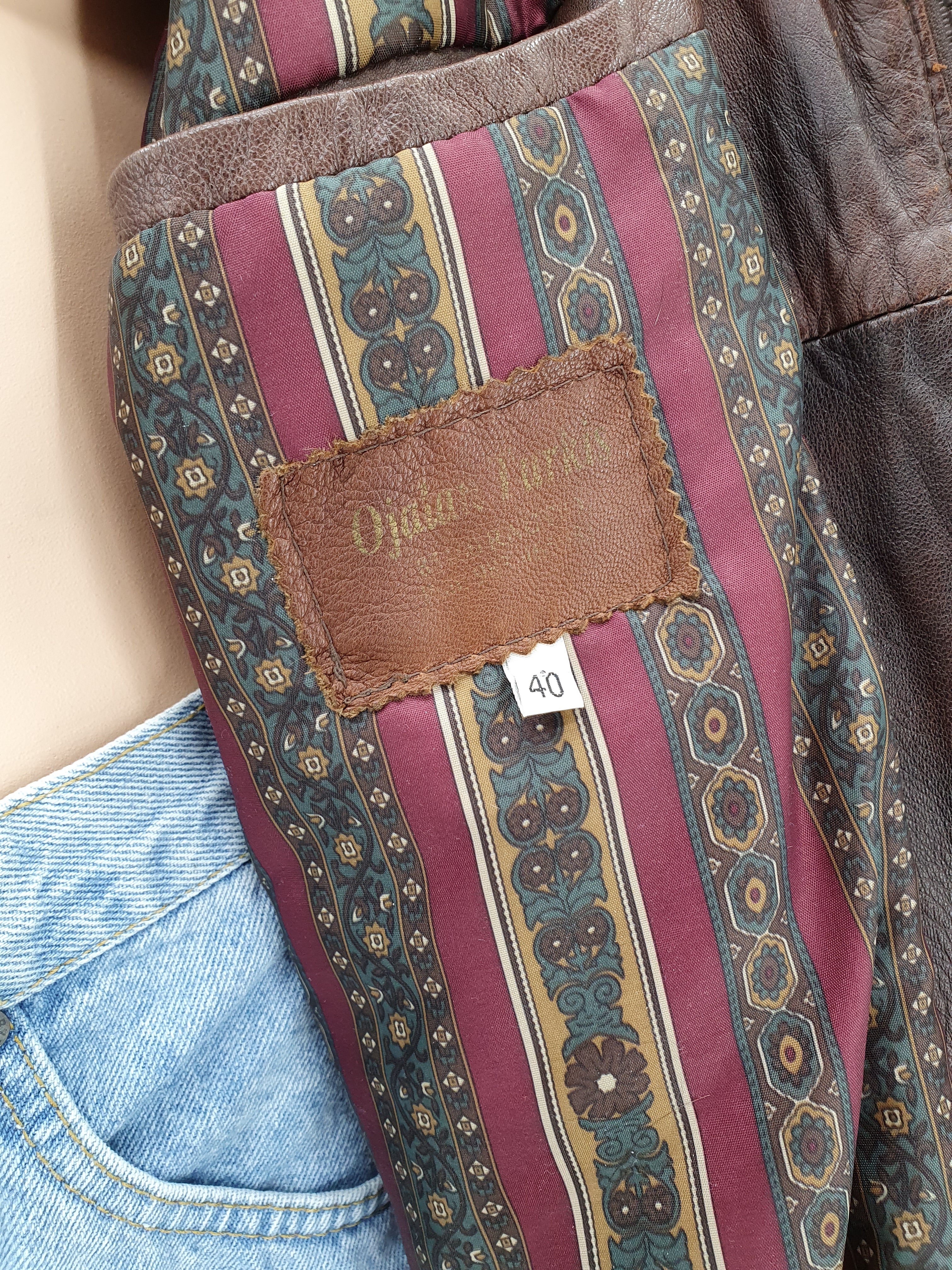 Tummanruskea hupullinen nahkatakki 80-luvulta, kuva sisäpuolelta