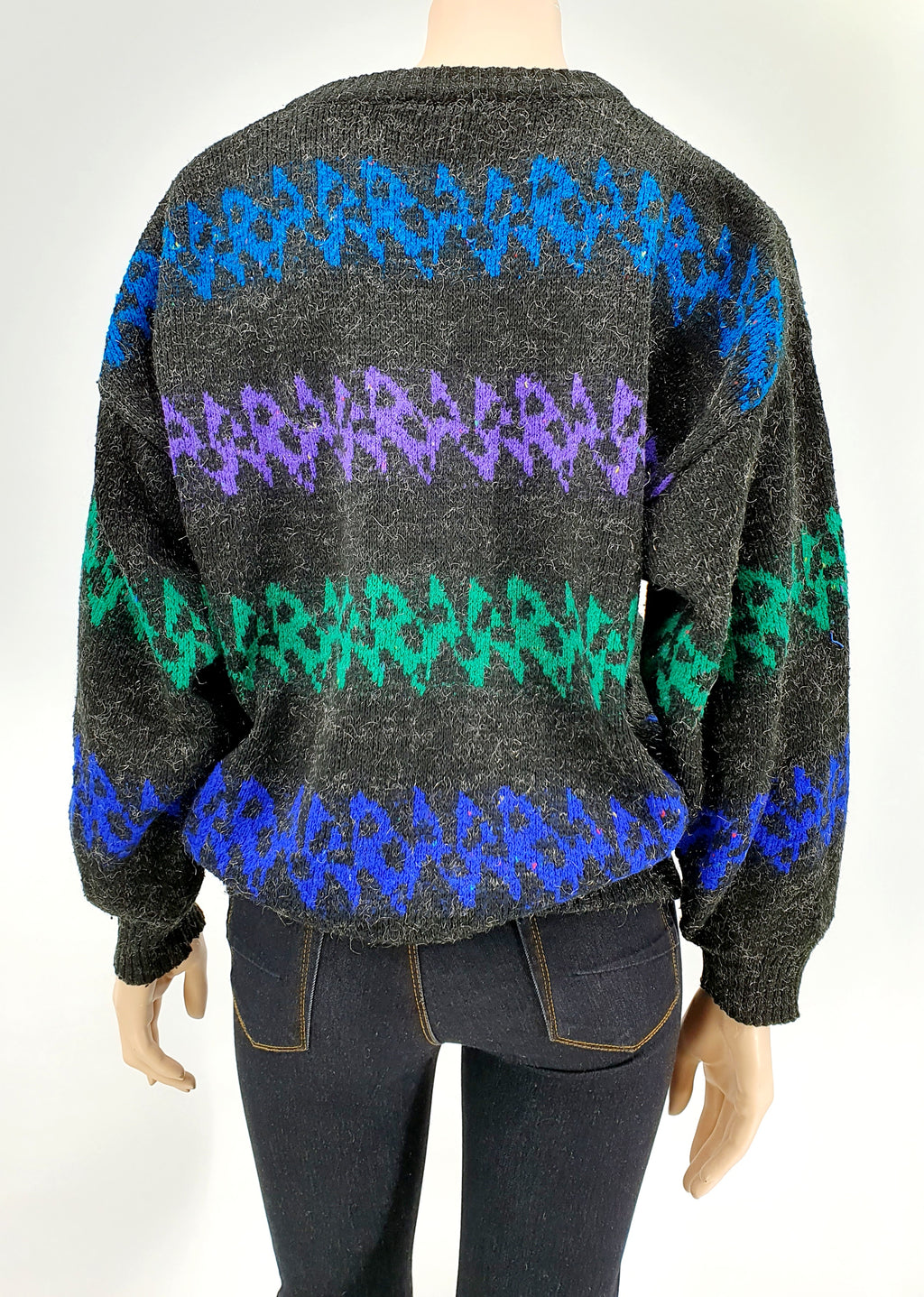 Kimalteleva neulepusero värikkäät raidat 80-luku koko 40-42 takaa kuvattuna