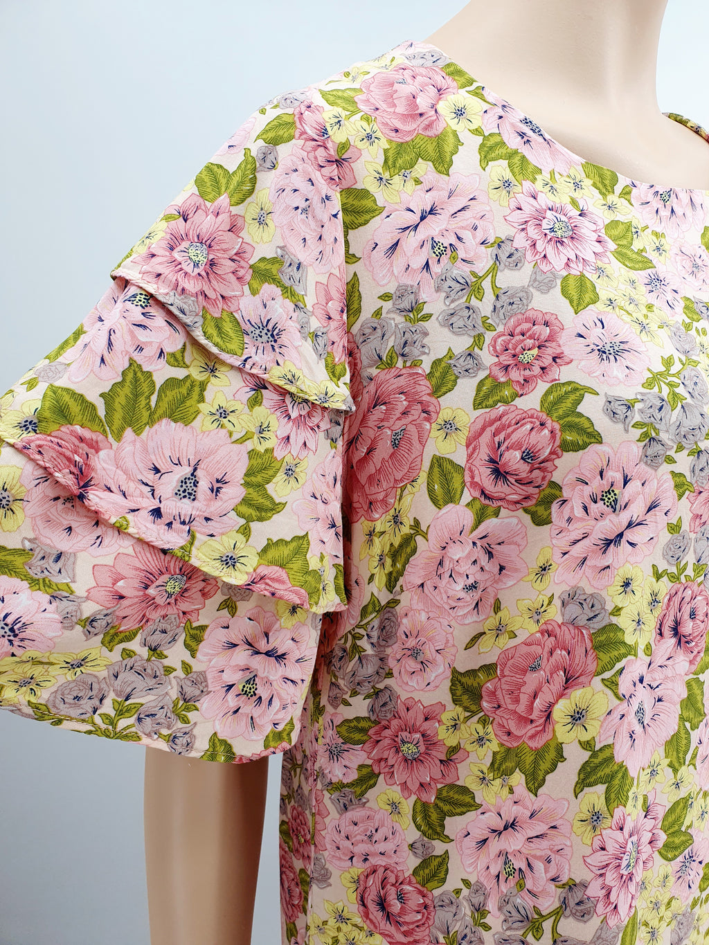 Pink viscose floral dress from the 90s-2000s, size 38-40