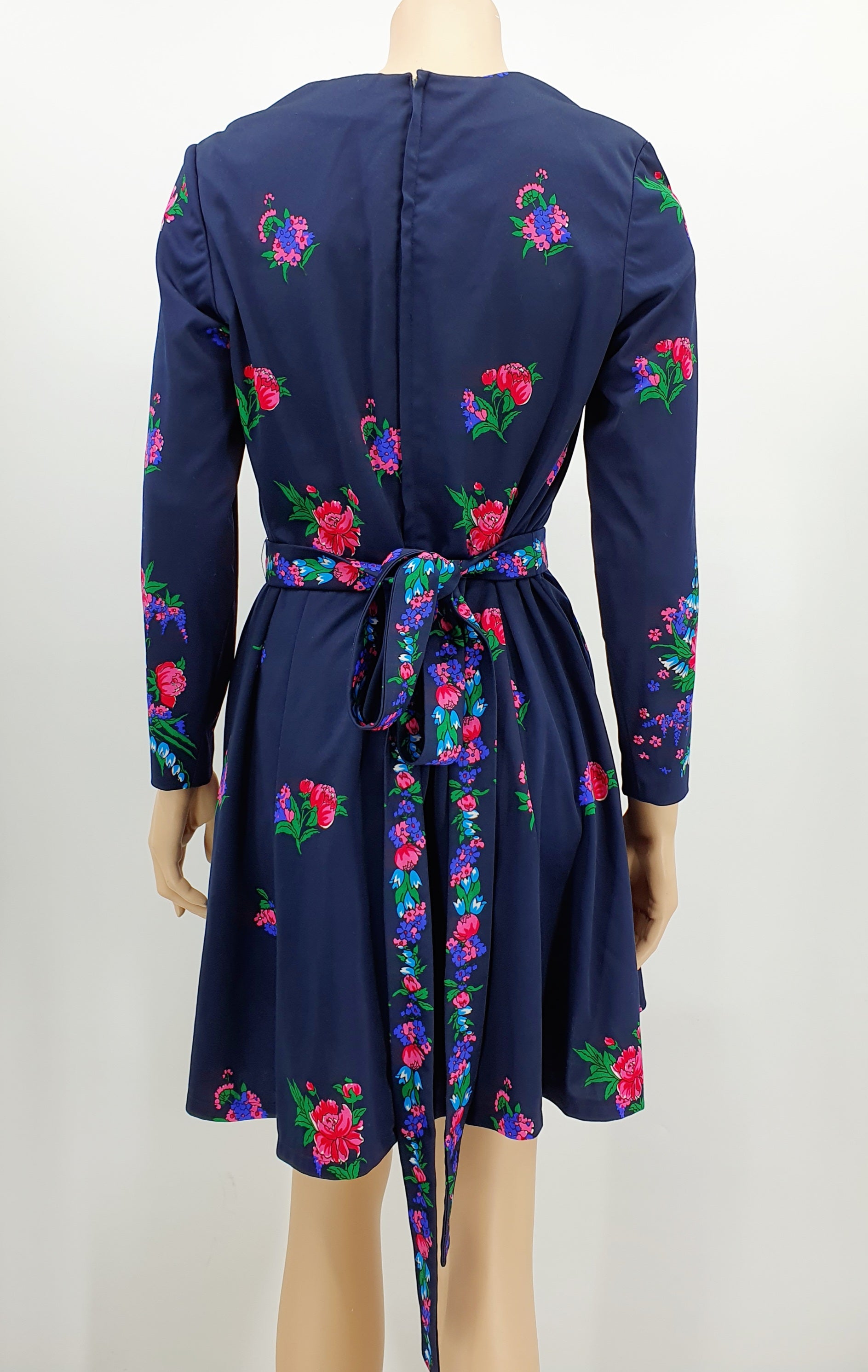 Tummansininen retromekko kukkakuvioilla, 70-luku, kuva selkäpuolelta