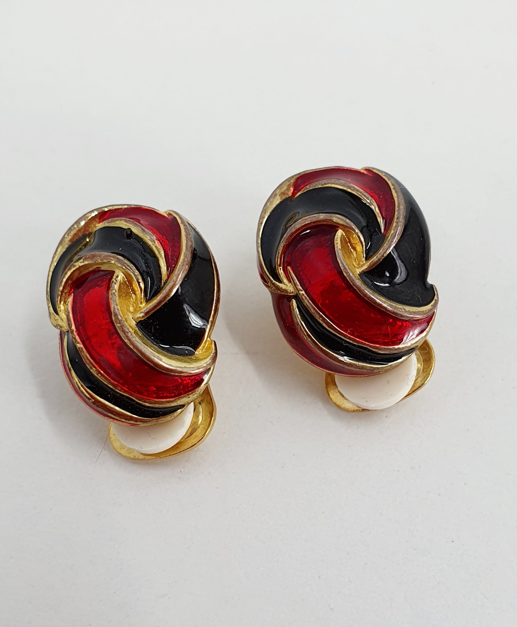 Cabouchon, red and black clip-on earrings