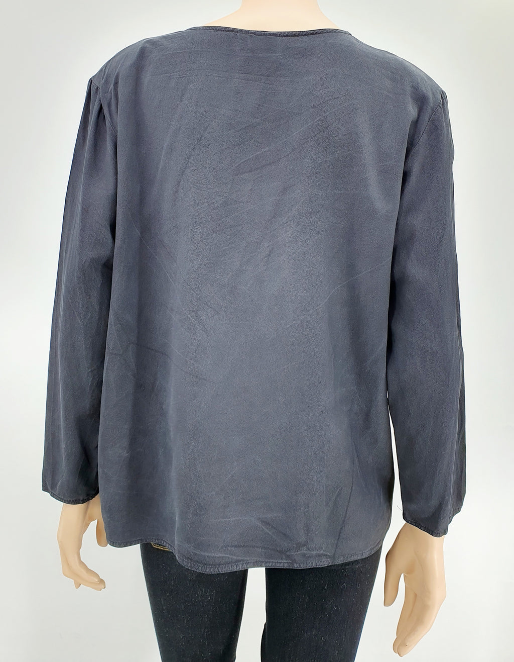 Musta brodeerattu vintage silkkipaita, 90-luku, kuva selkäpuolelta