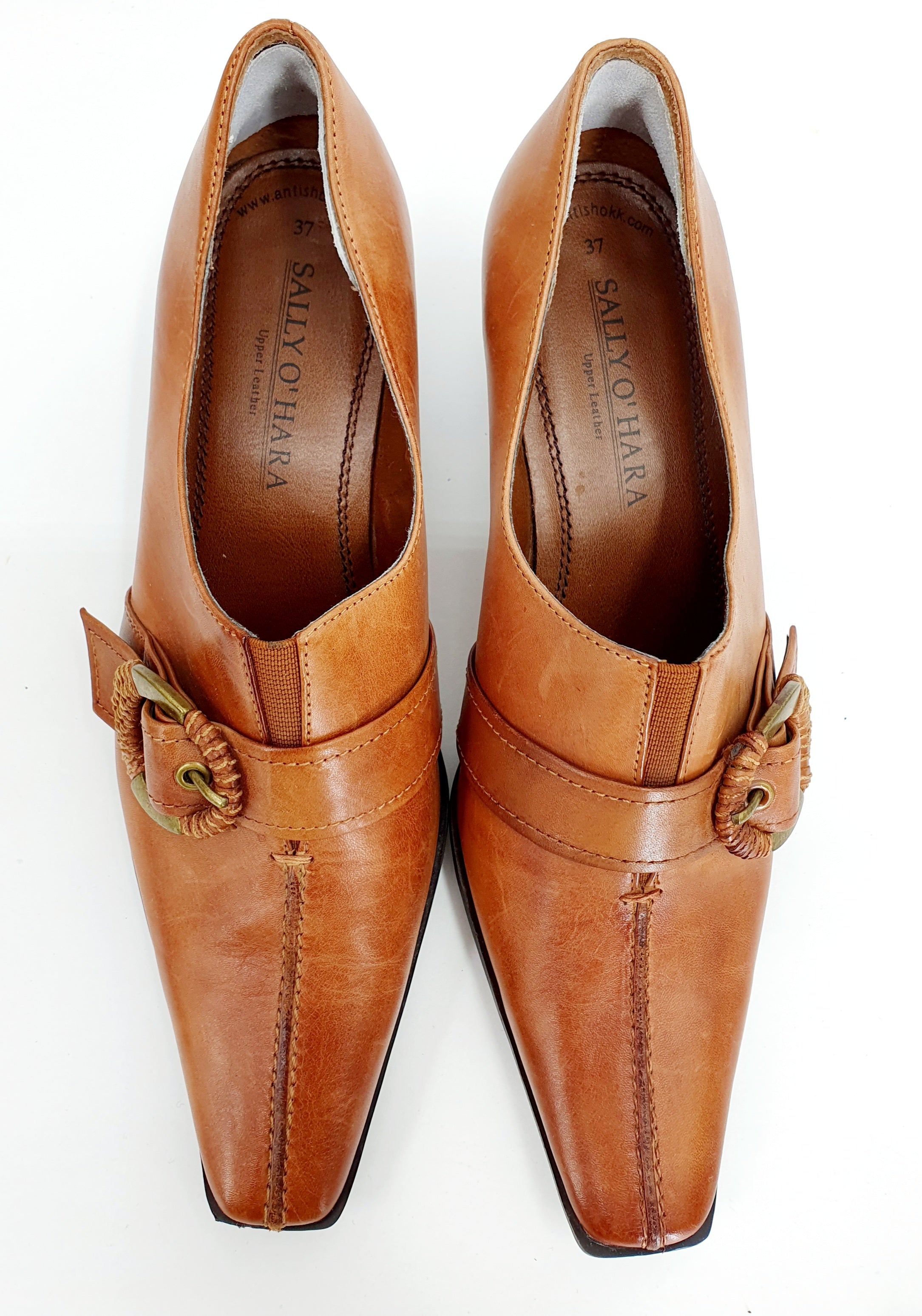 Sally O´Hara, punertavan ruskeat tasakärkiset korkokengät 2000-luvulta, aitoa nahkaa, kuva yläpuolelta