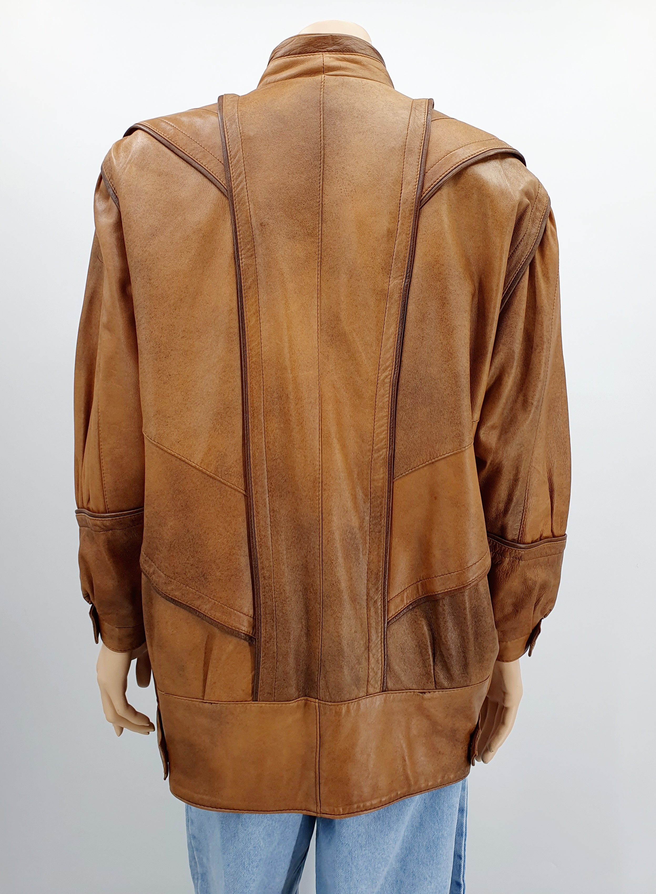 Ruskea vintage nahkatakki 80-luvulta, kuva selkäpuolelta