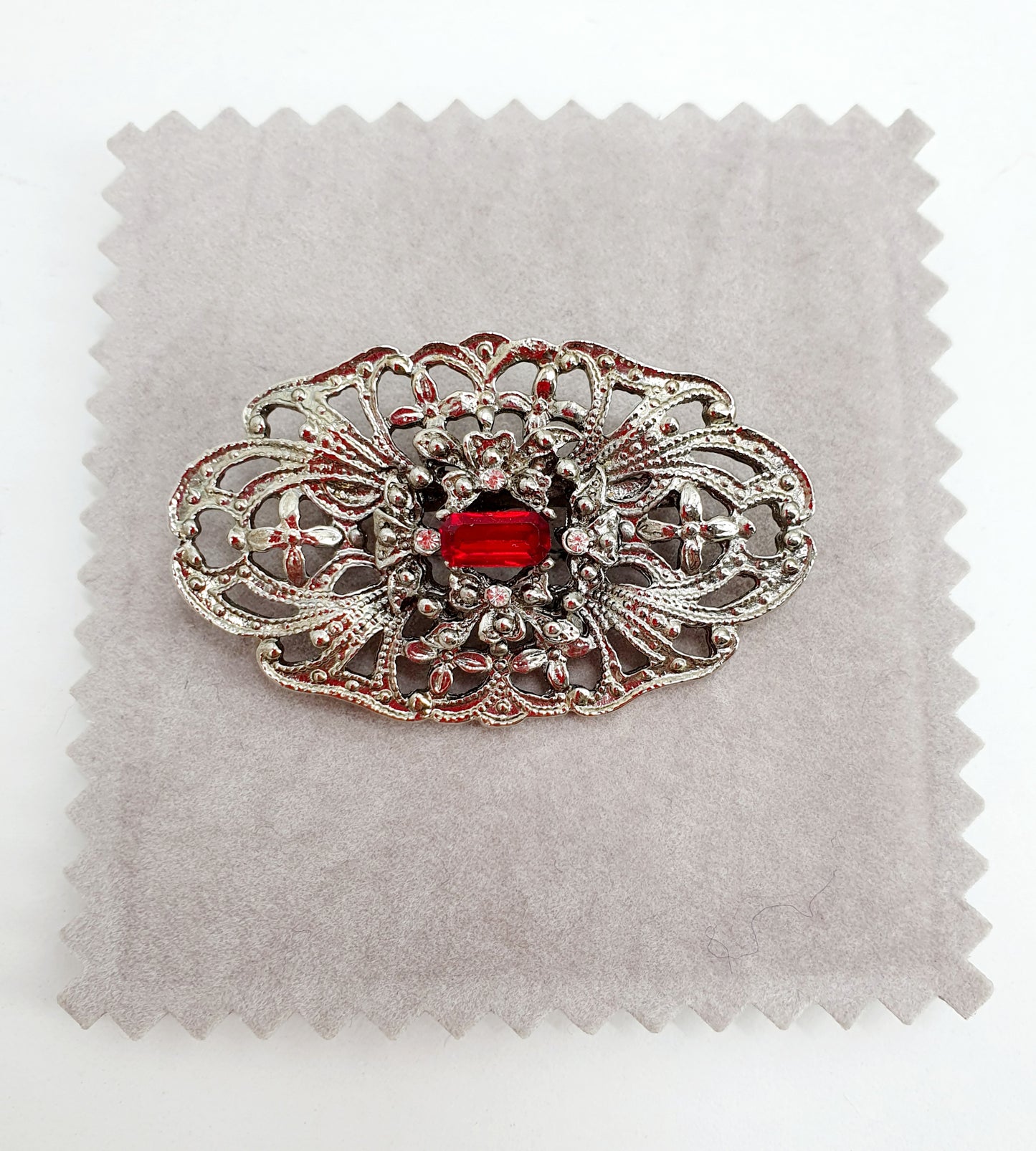 Brooch, red small pearl