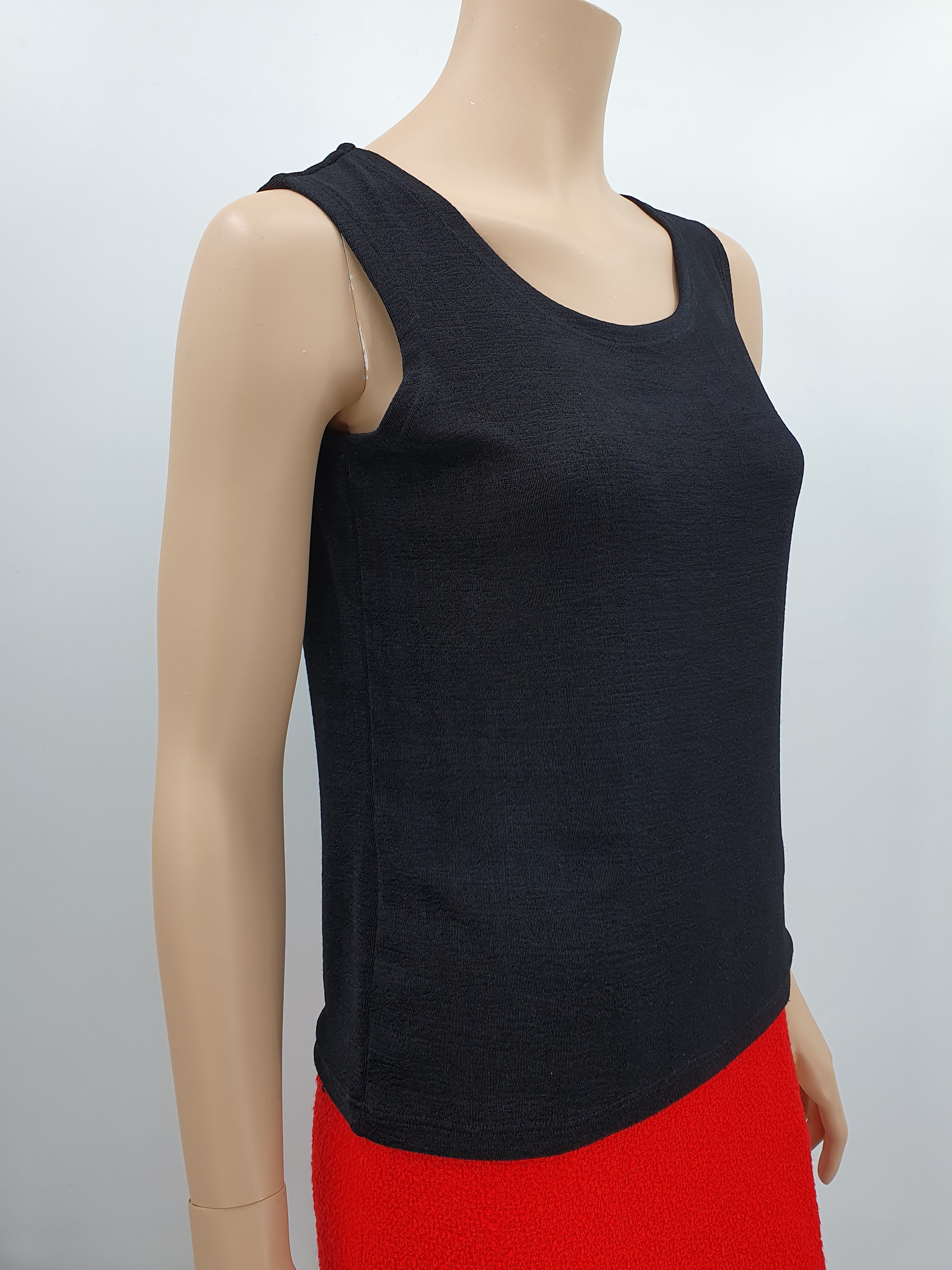 Musta joustava toppi 90-luvulta, valmistettu Suomessa, koko 38