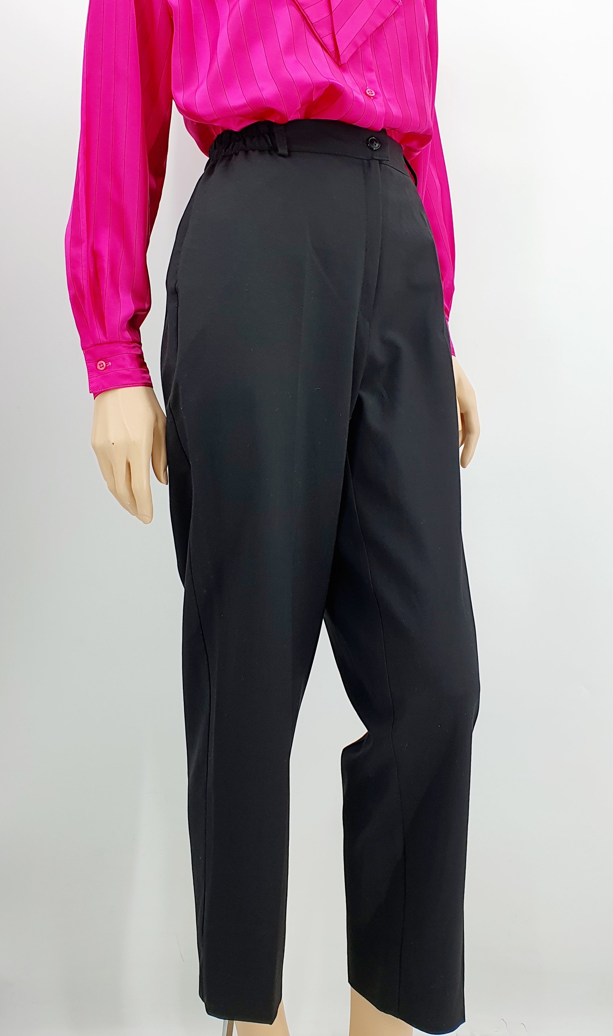 Naisten mustat suorat housut 90-luvulta, kuva sivulta