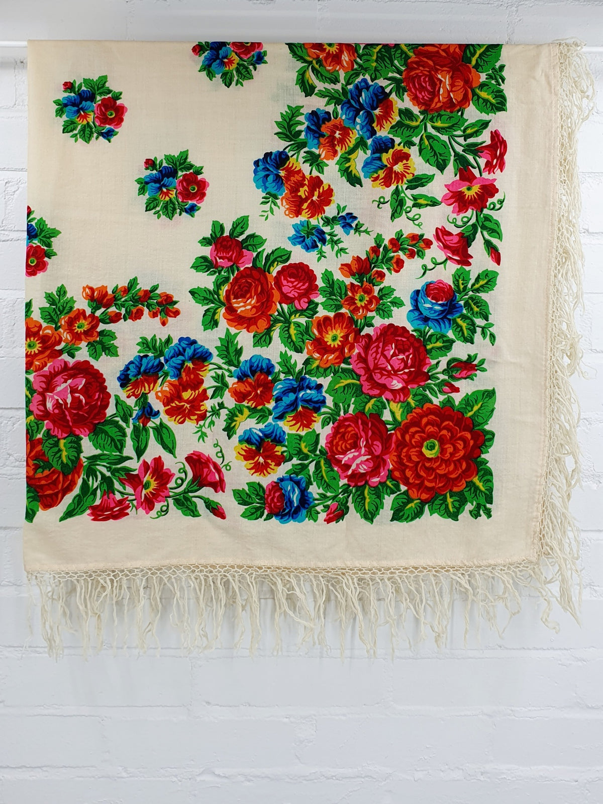 Isokokoinen maatuskahuivi kukkakuviolla, 1980-luku