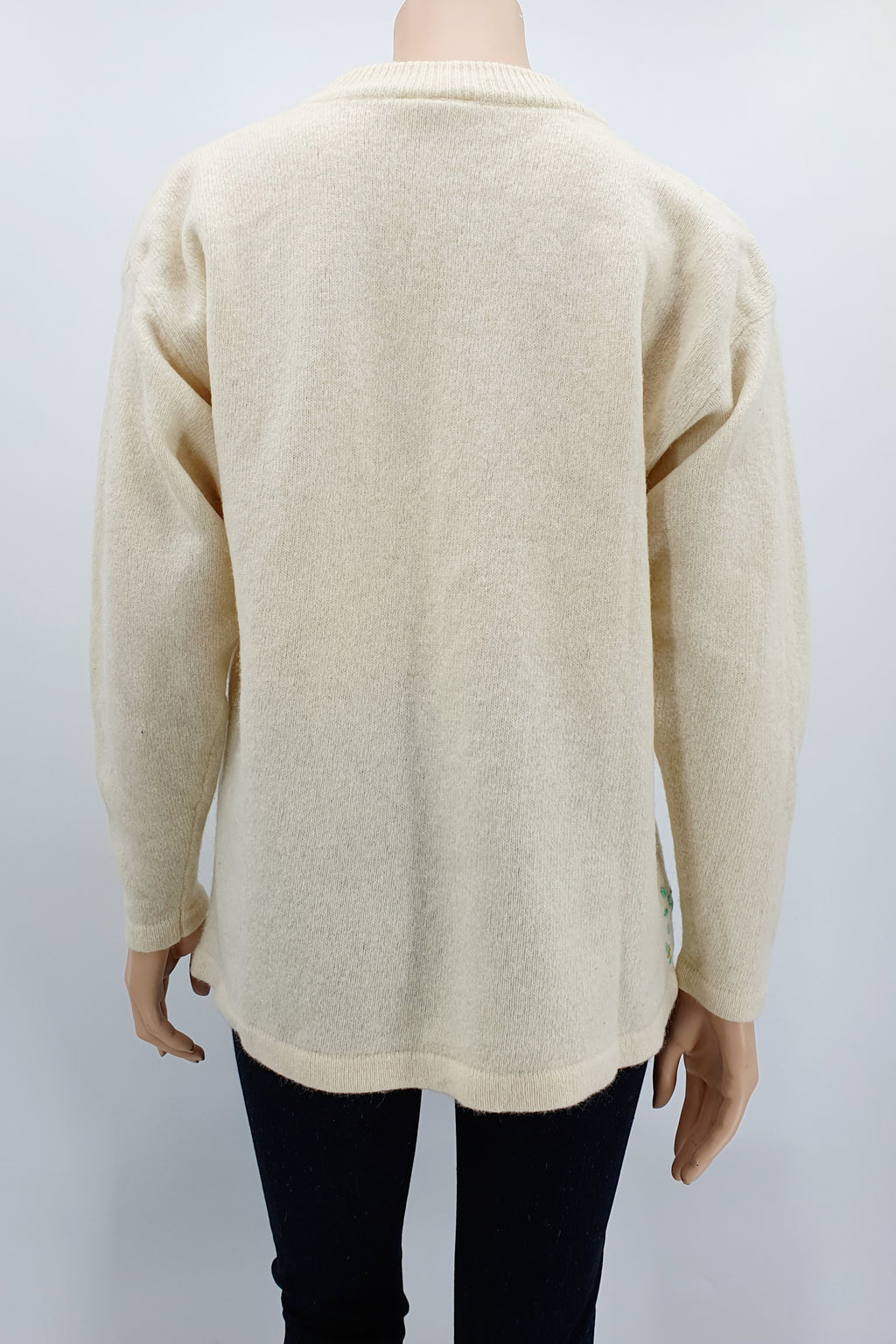 Luonnonvalkoinen vintage villapaita lampaanvillaa kukkakuvio koko 38 takaa kuvattuna