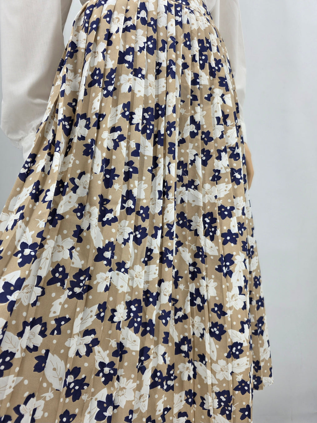 Design product, pleated skirt from the 90s, waist 72cm, size 36