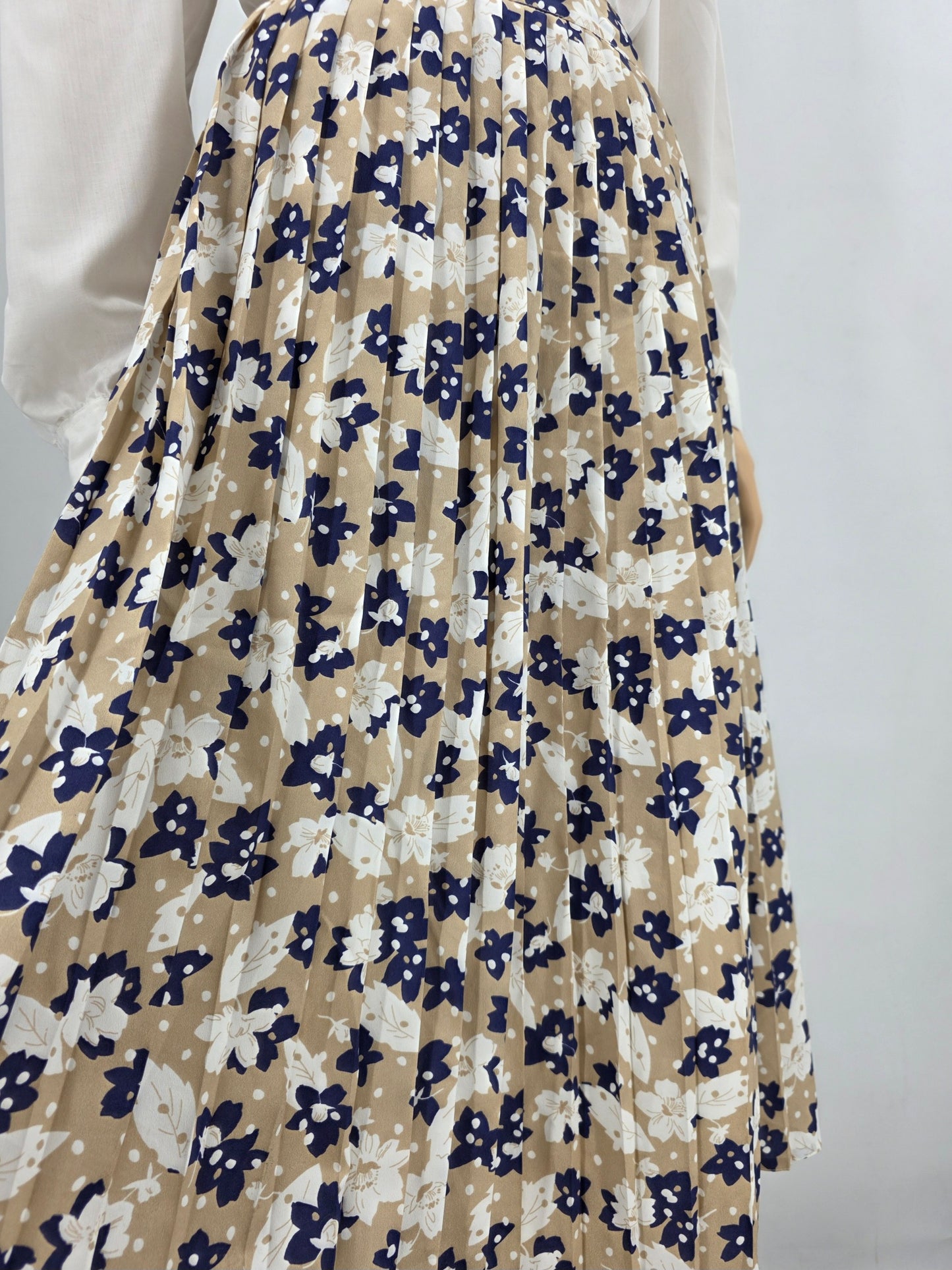 Design product, pleated skirt from the 90s, waist 72cm, size 36