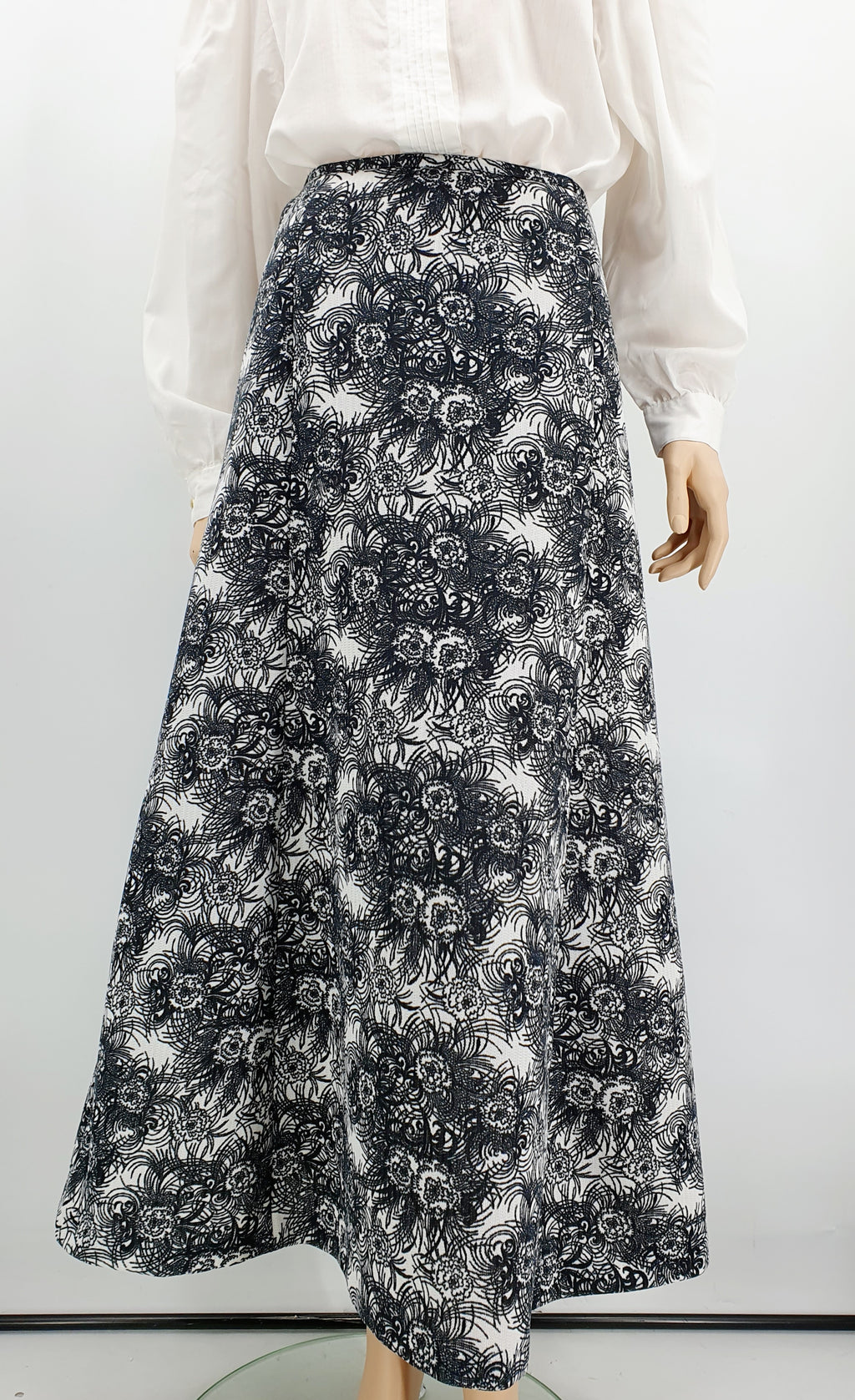 Mustavalkoinen maxihame 70-luvulta