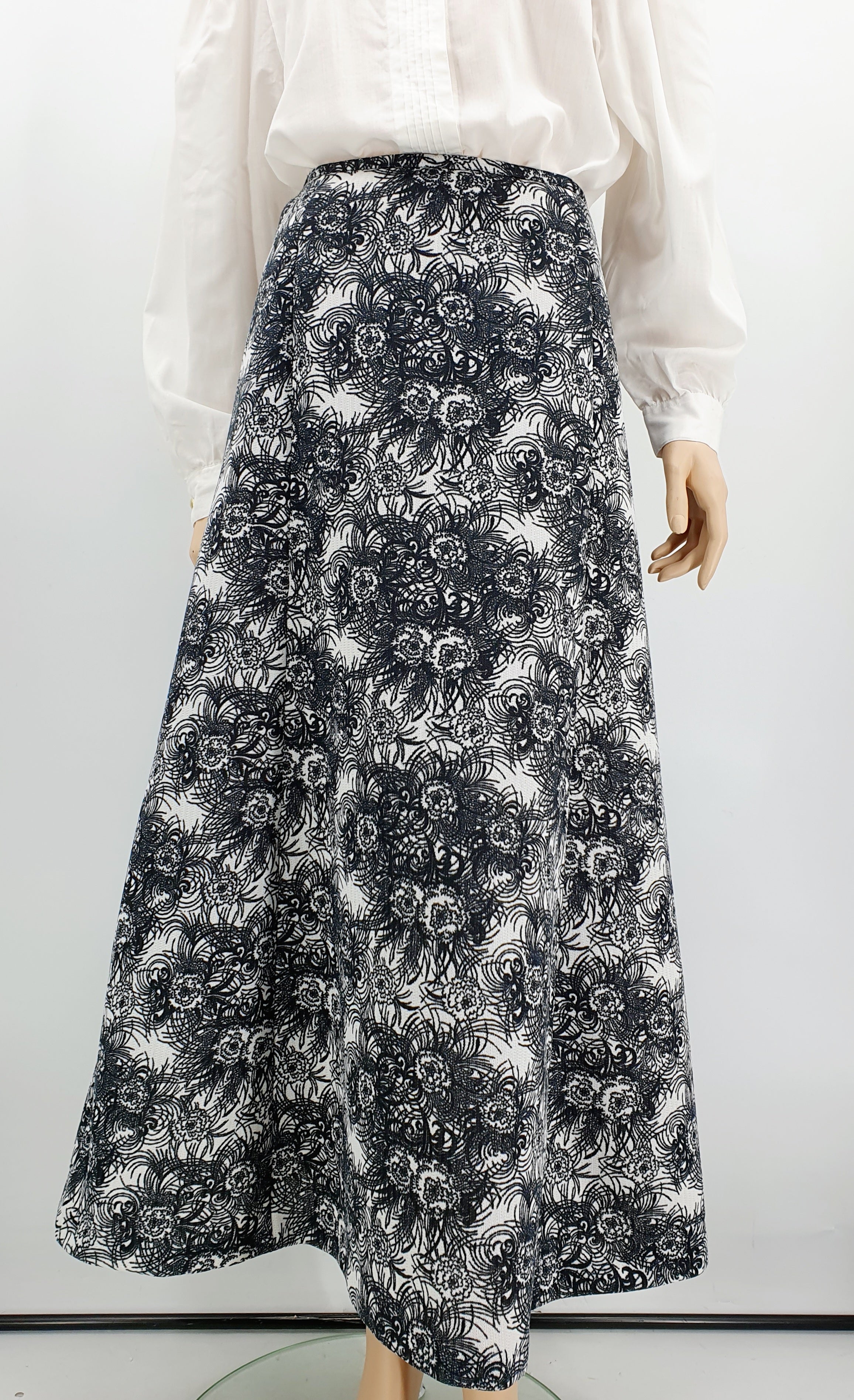 Mustavalkoinen maxihame 70-luvulta