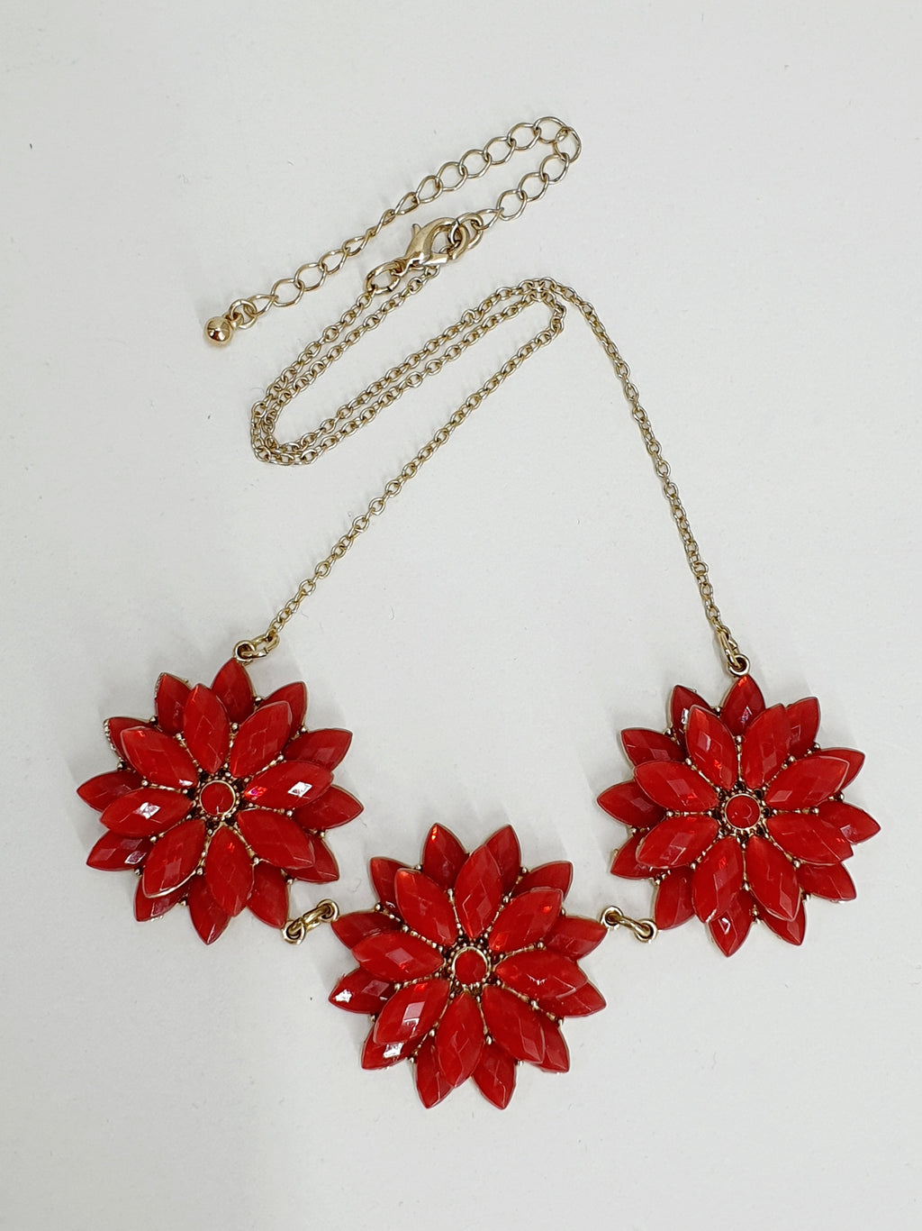 Kaulakoru, jossa kolme punaista kukkaa, y2k necklace