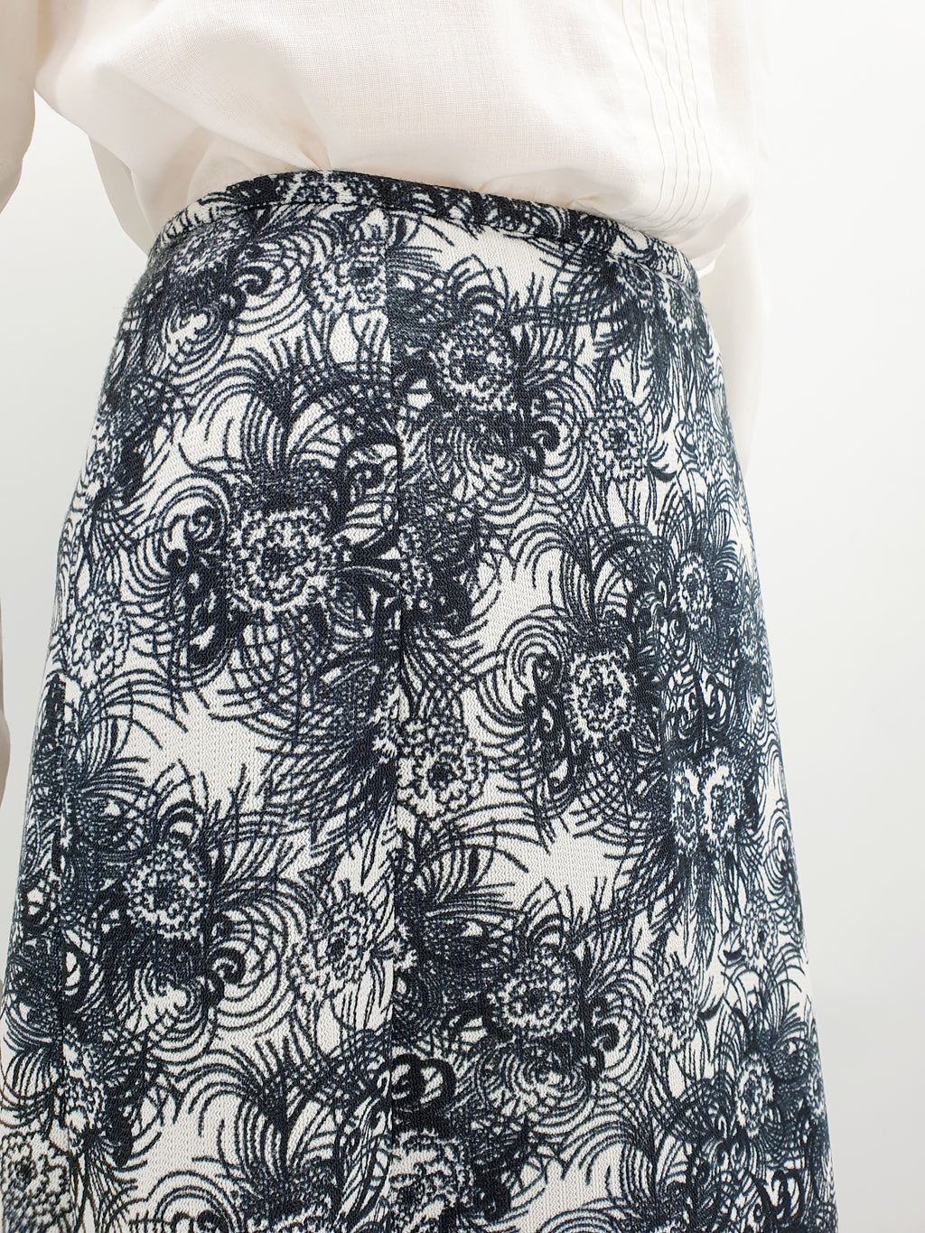 Mustavalkoinen maxihame 70-luvulta Lähikuva kankaasta