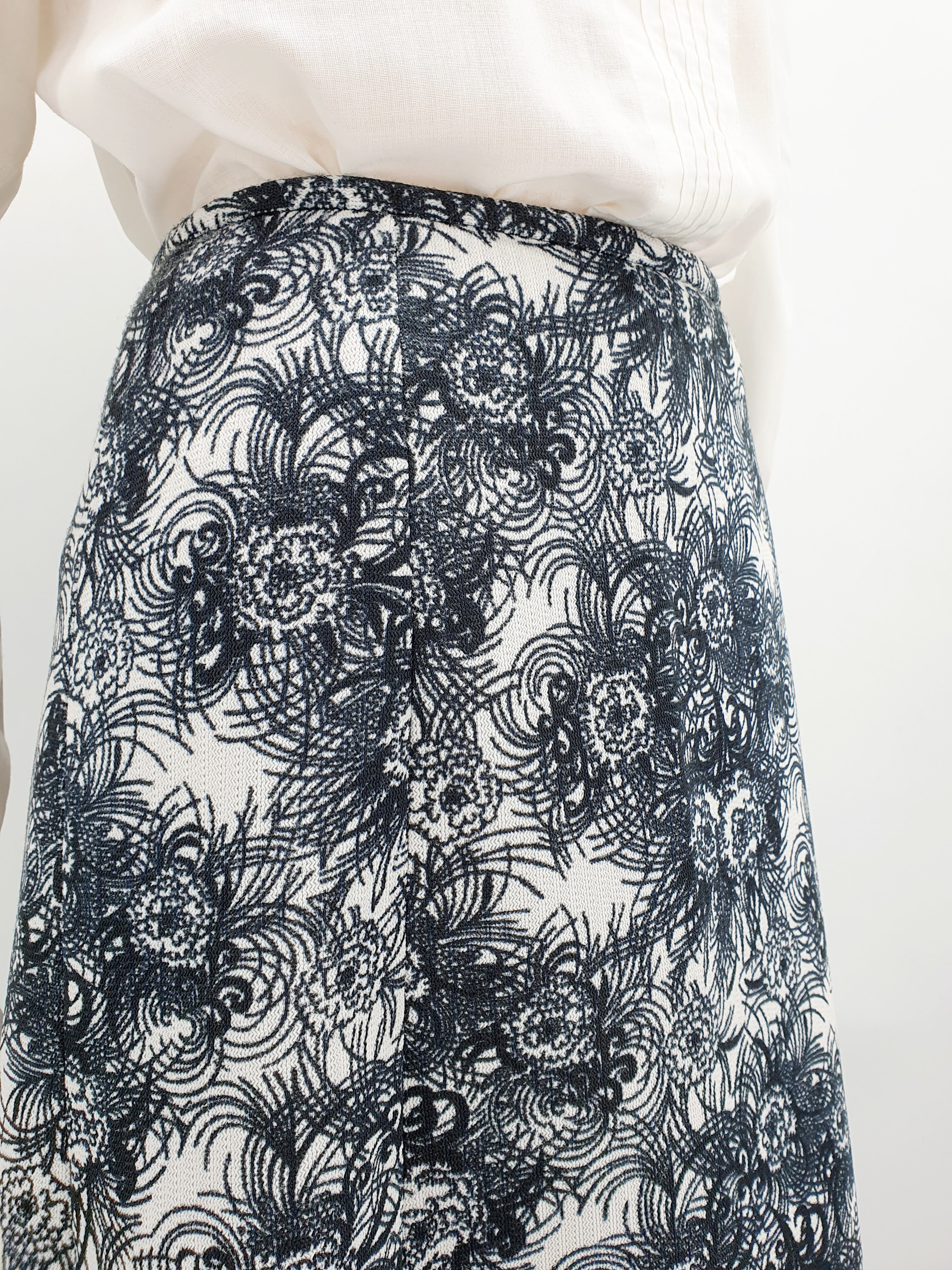 Mustavalkoinen maxihame 70-luvulta Lähikuva kankaasta