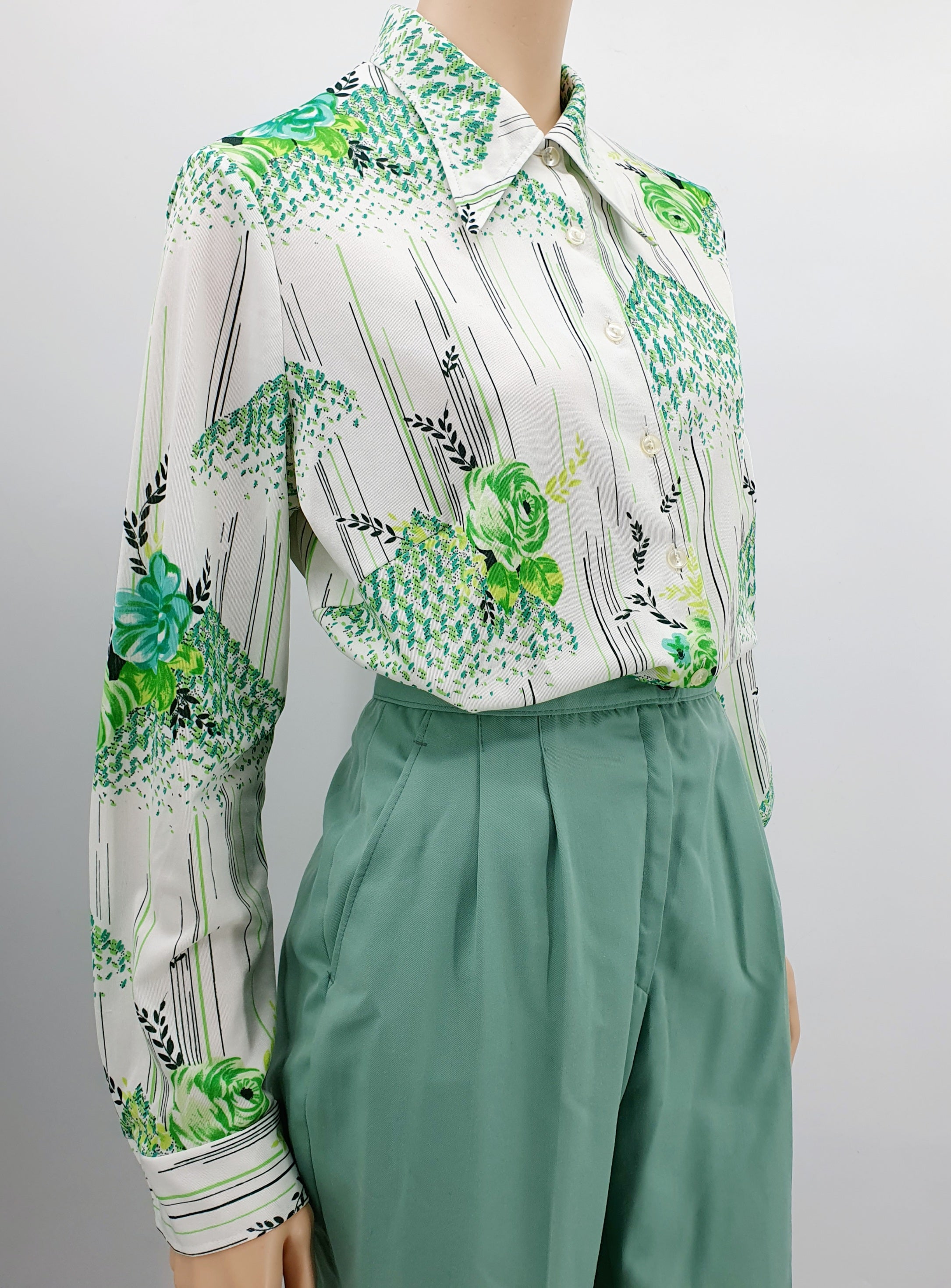 Vinetta, vihreä-valkoinen pitkähihainen vintagepaita 70-luvulta, kuva sivulta